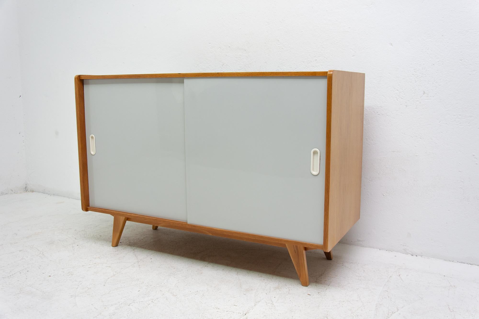 Mid-Century Modern Sideboard U-452 by Jiří Jiroutek, 1960s, Czechoslovakia In Good Condition For Sale In Prague 8, CZ