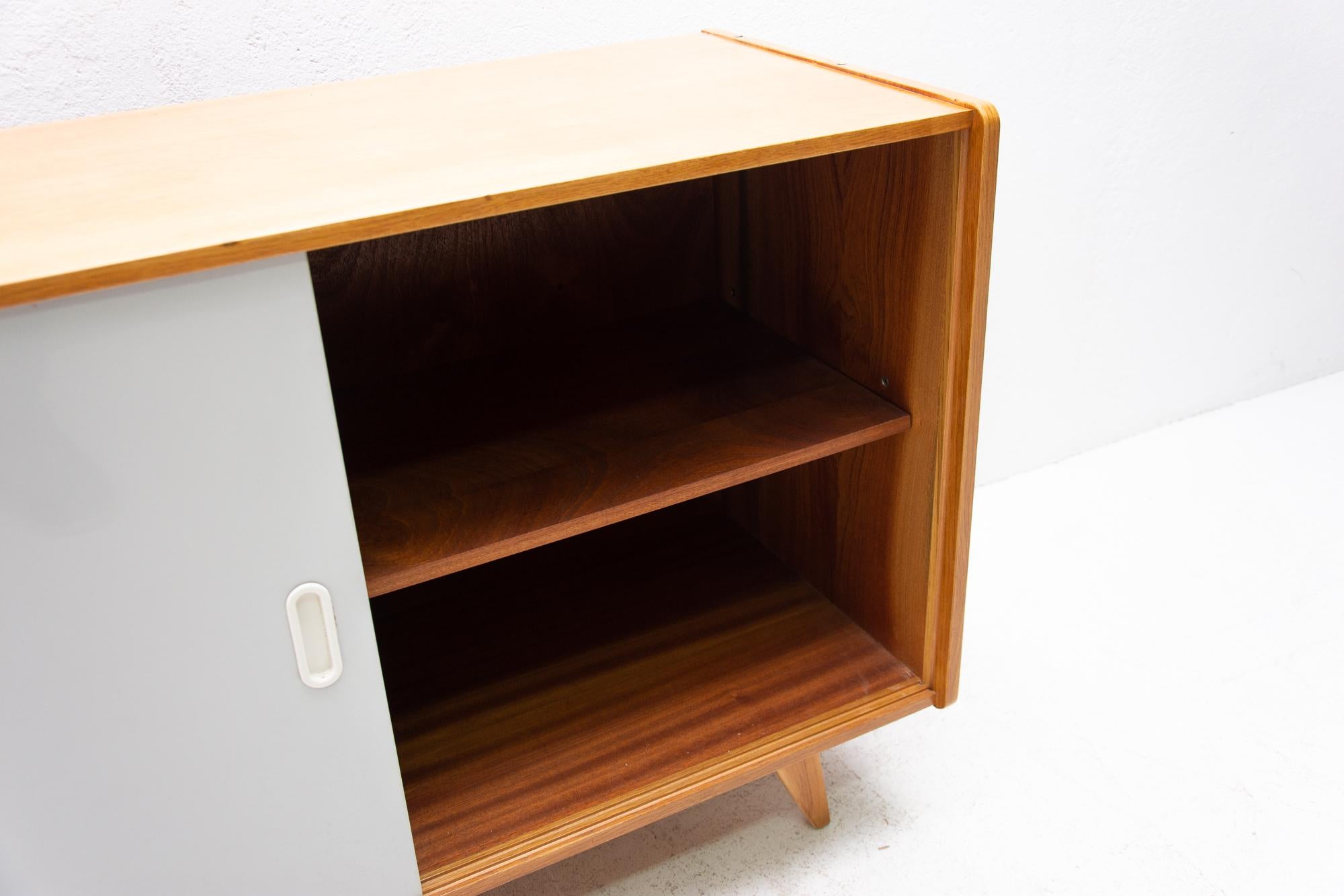 Mid-Century Modern Sideboard U-452 von Jiří Jiroutek, 1960er Jahre, Tschechoslowakei 2