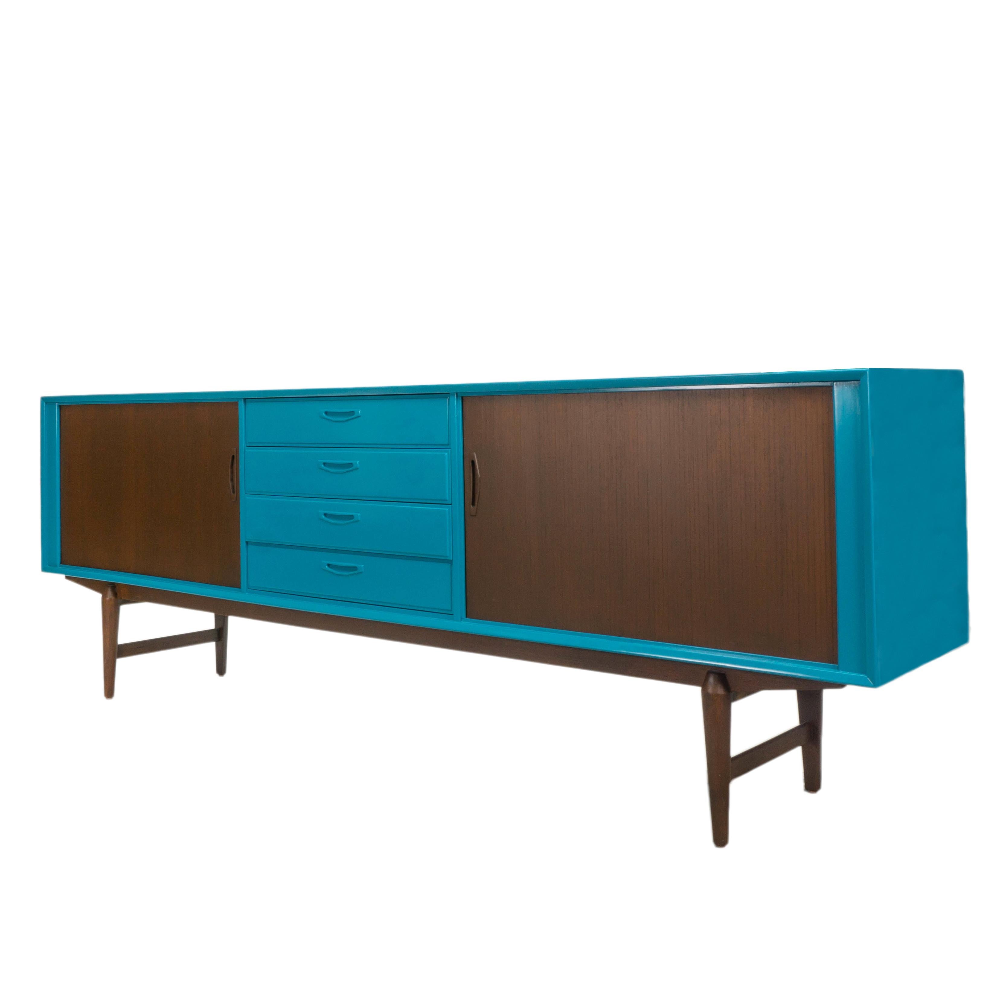 Mid-Century Modern Sideboard with Drawers In Excellent Condition For Sale In Greenwich, CT