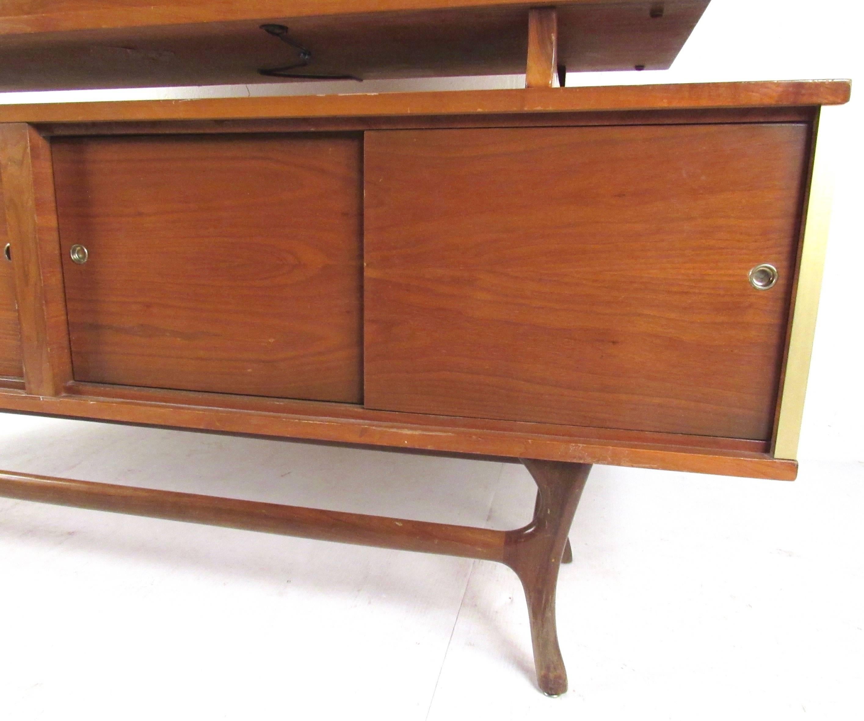 Mid-Century Modern Sideboard with Dry Bar In Good Condition In Brooklyn, NY