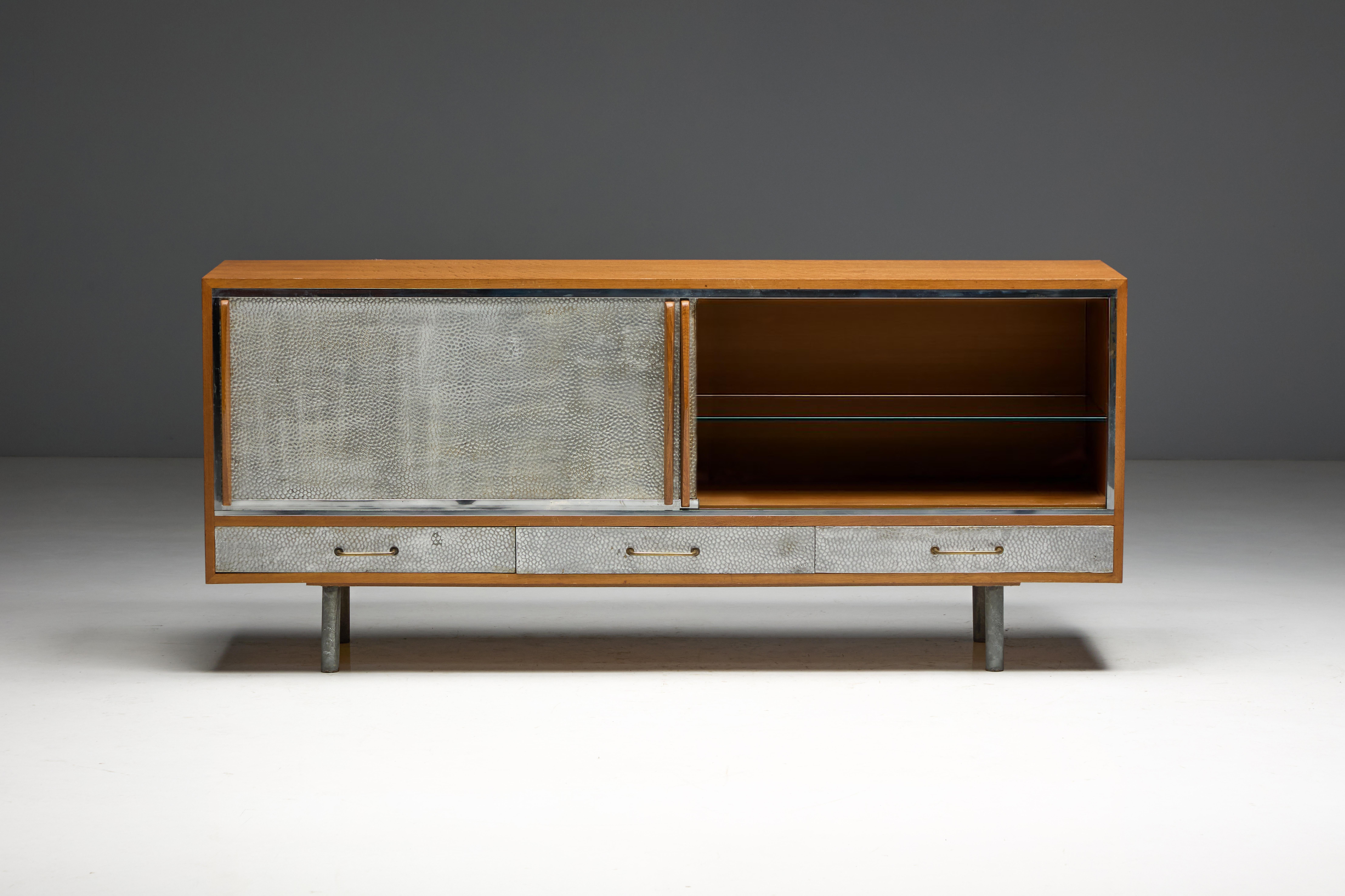 Credenza moderna di metà secolo con facciata in metallo martellato, Francia, anni '60 in vendita 3