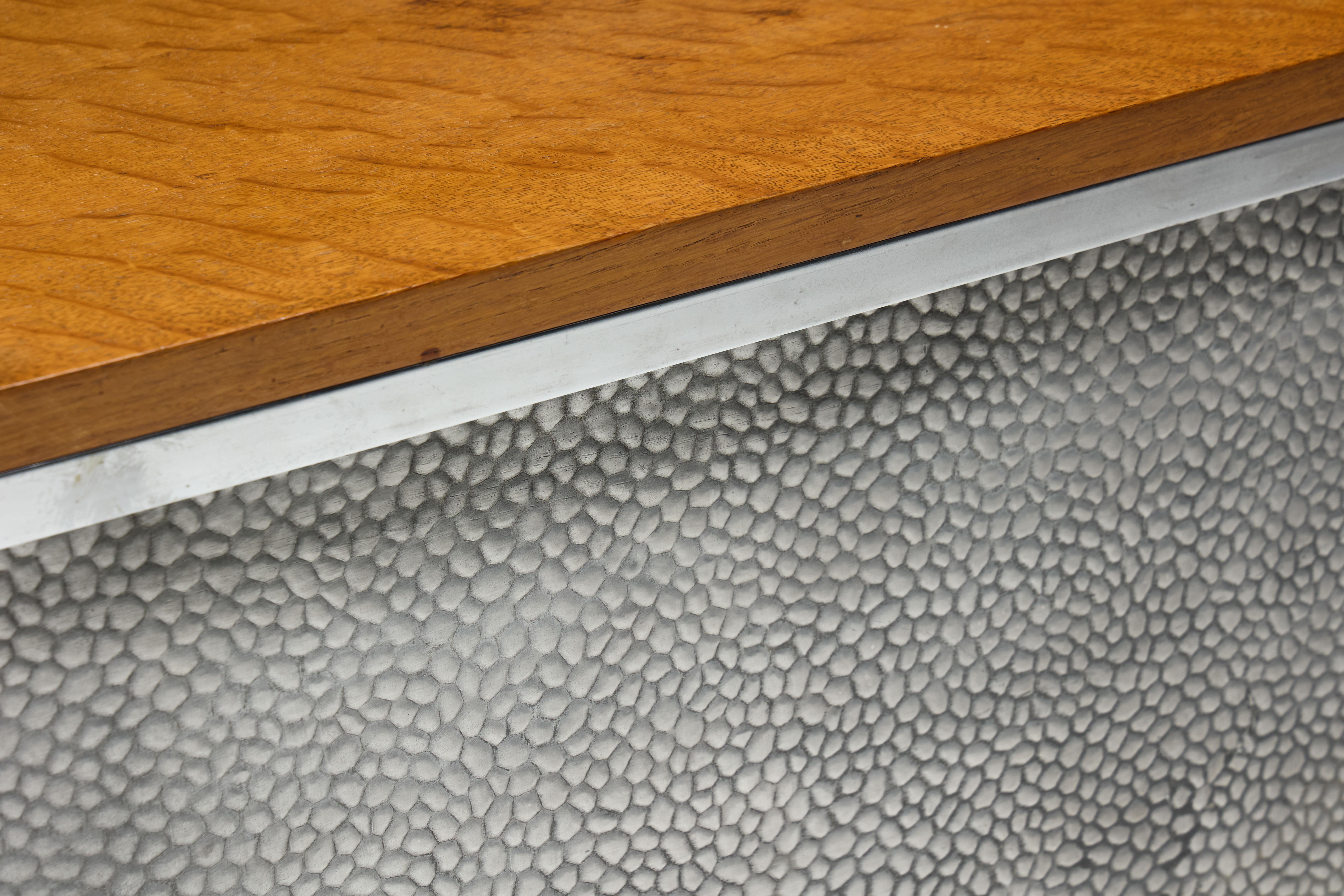 Credenza moderna di metà secolo con facciata in metallo martellato, Francia, anni '60 in vendita 5