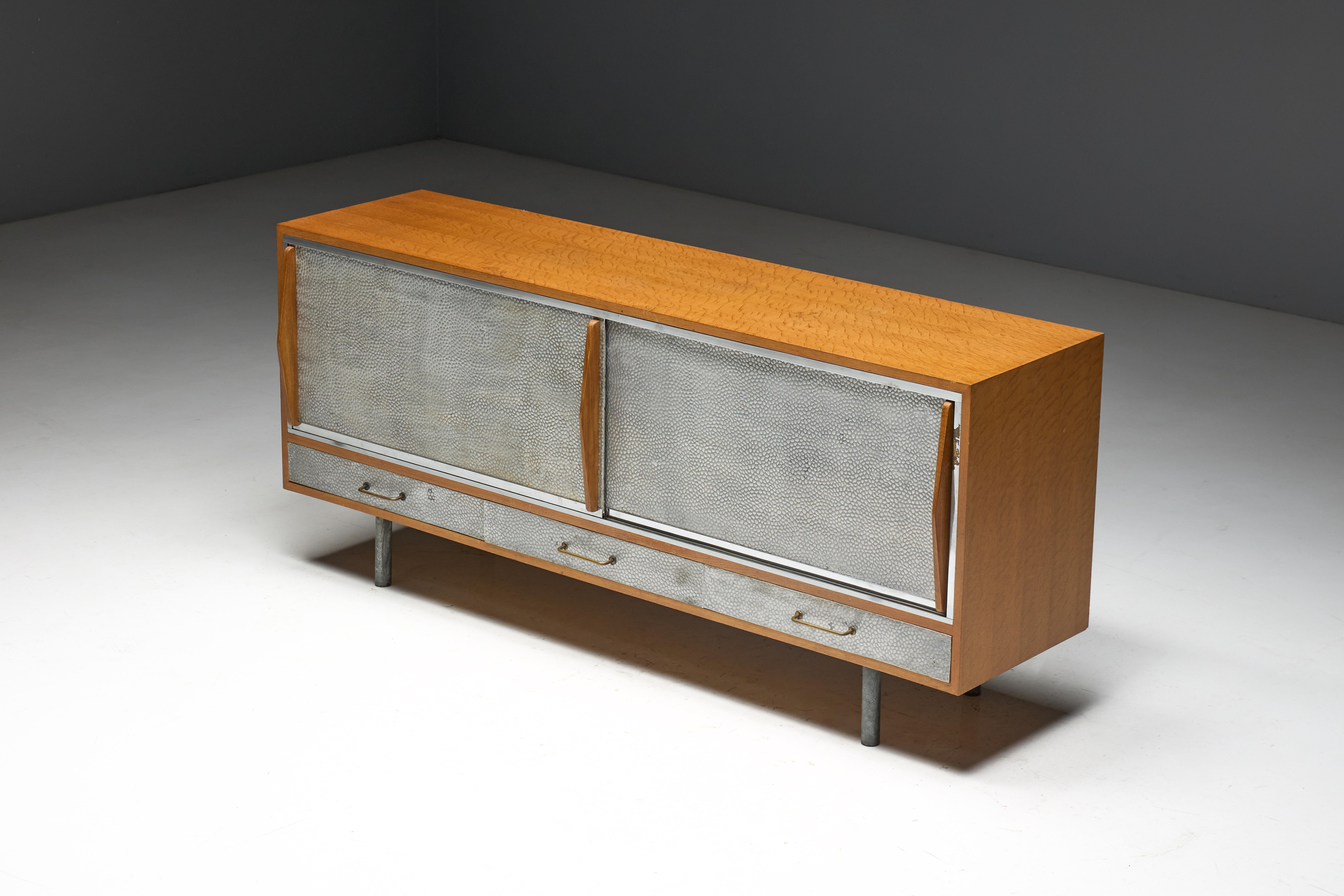 Credenza moderna di metà secolo con facciata in metallo martellato, Francia, anni '60 in vendita 6