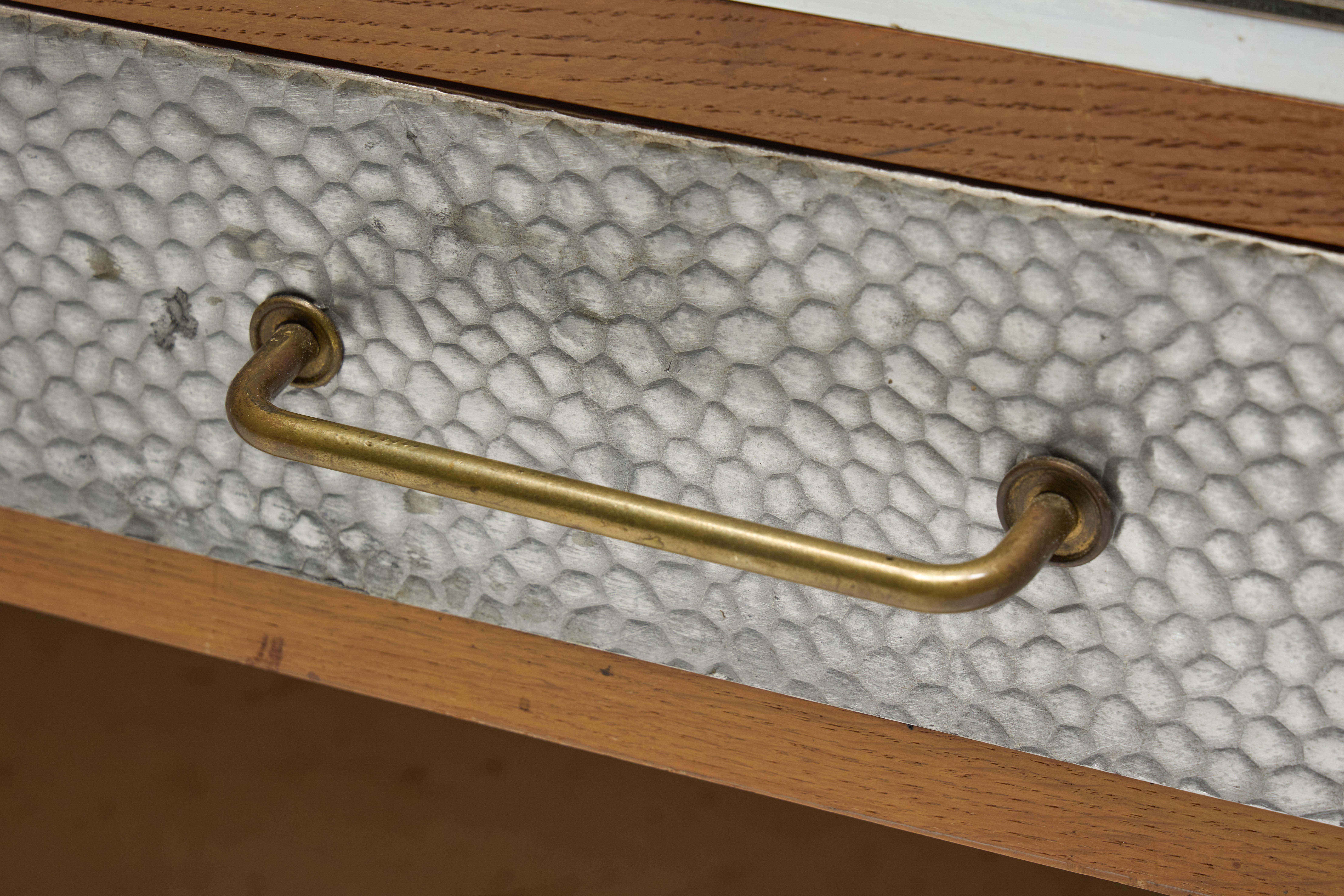 Credenza moderna di metà secolo con facciata in metallo martellato, Francia, anni '60 in vendita 7