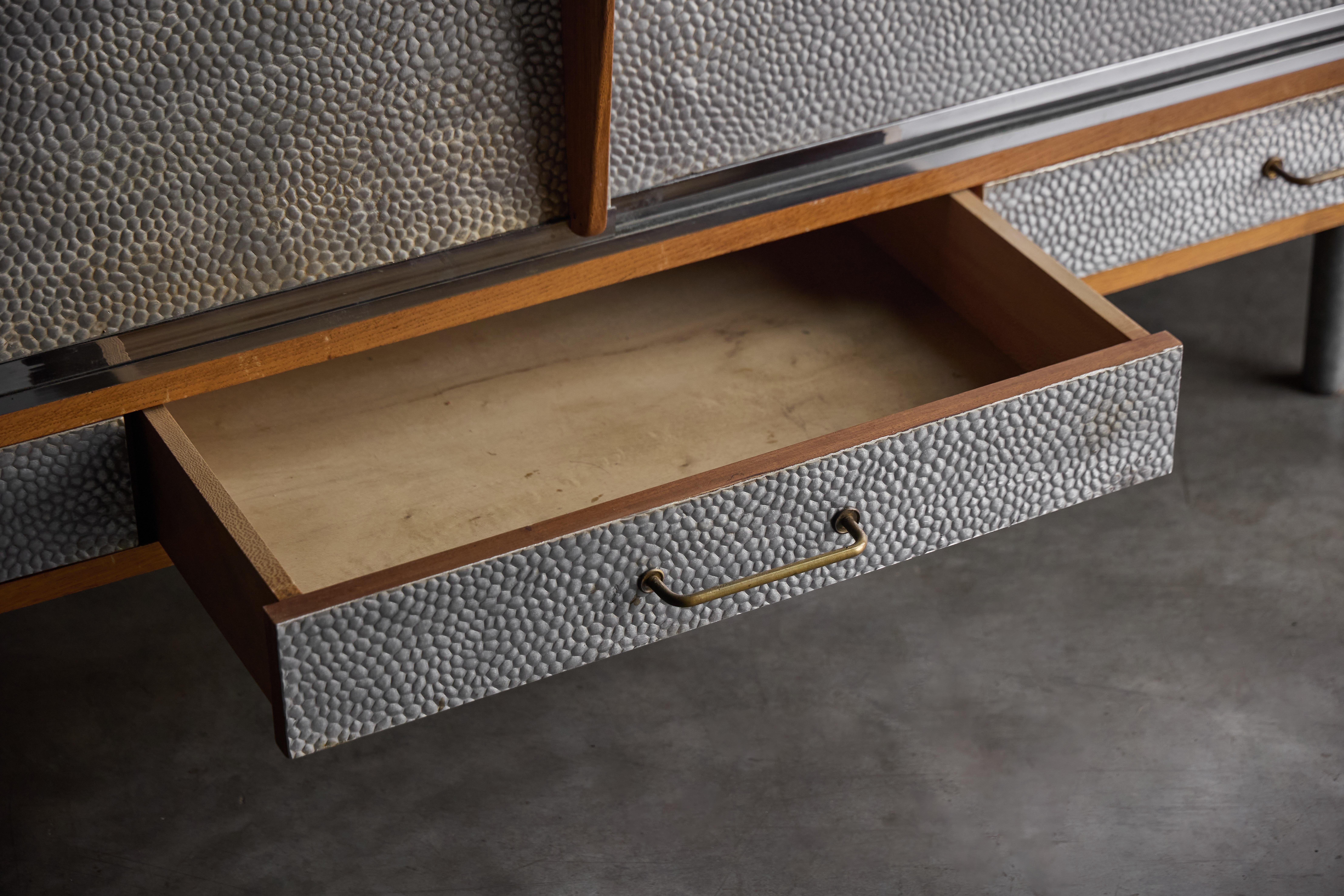 Mid-Century moderno Credenza moderna di metà secolo con facciata in metallo martellato, Francia, anni '60 in vendita