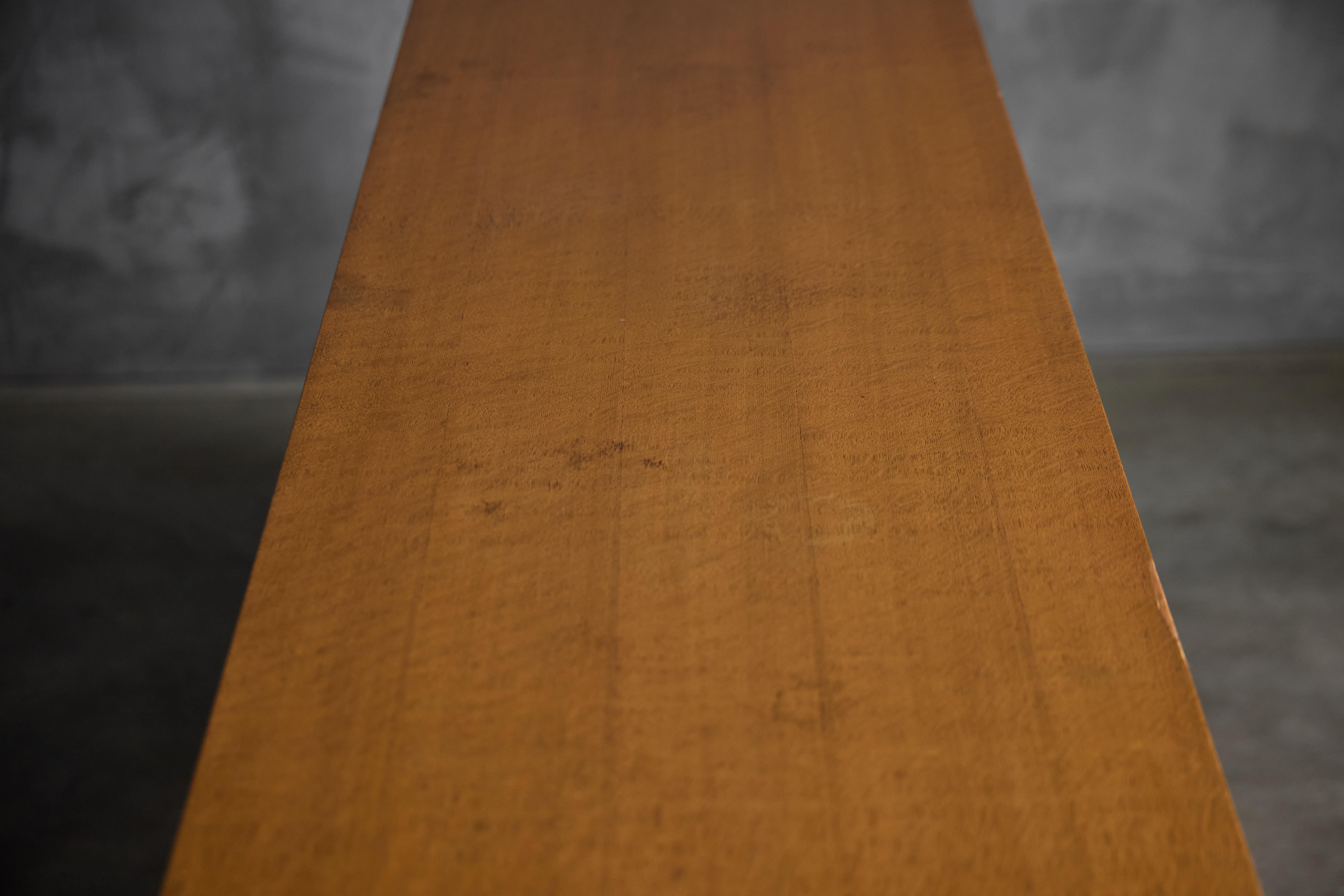 Credenza moderna di metà secolo con facciata in metallo martellato, Francia, anni '60 In condizioni buone in vendita a Antwerp, BE