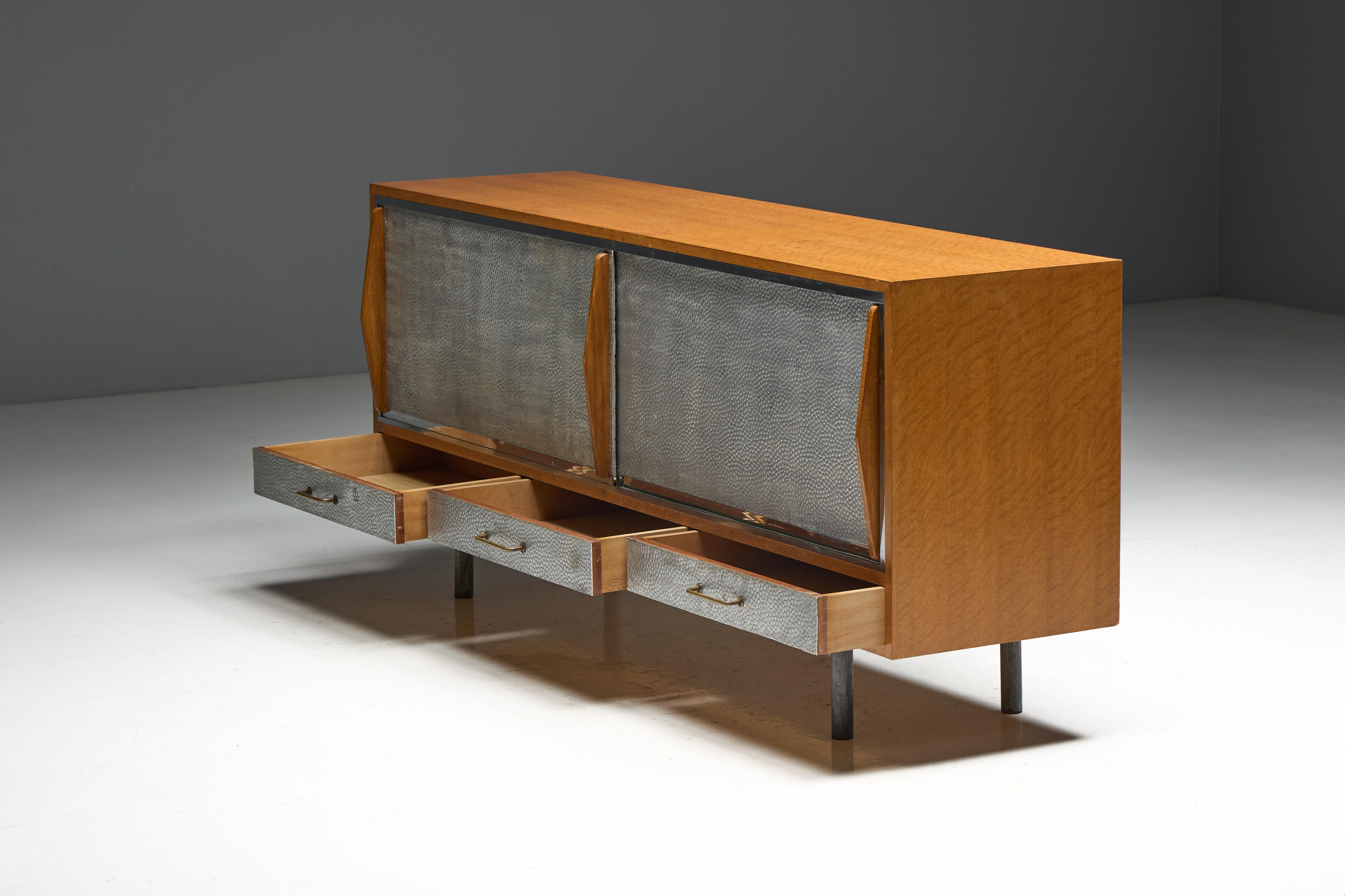 Metallo Credenza moderna di metà secolo con facciata in metallo martellato, Francia, anni '60 in vendita