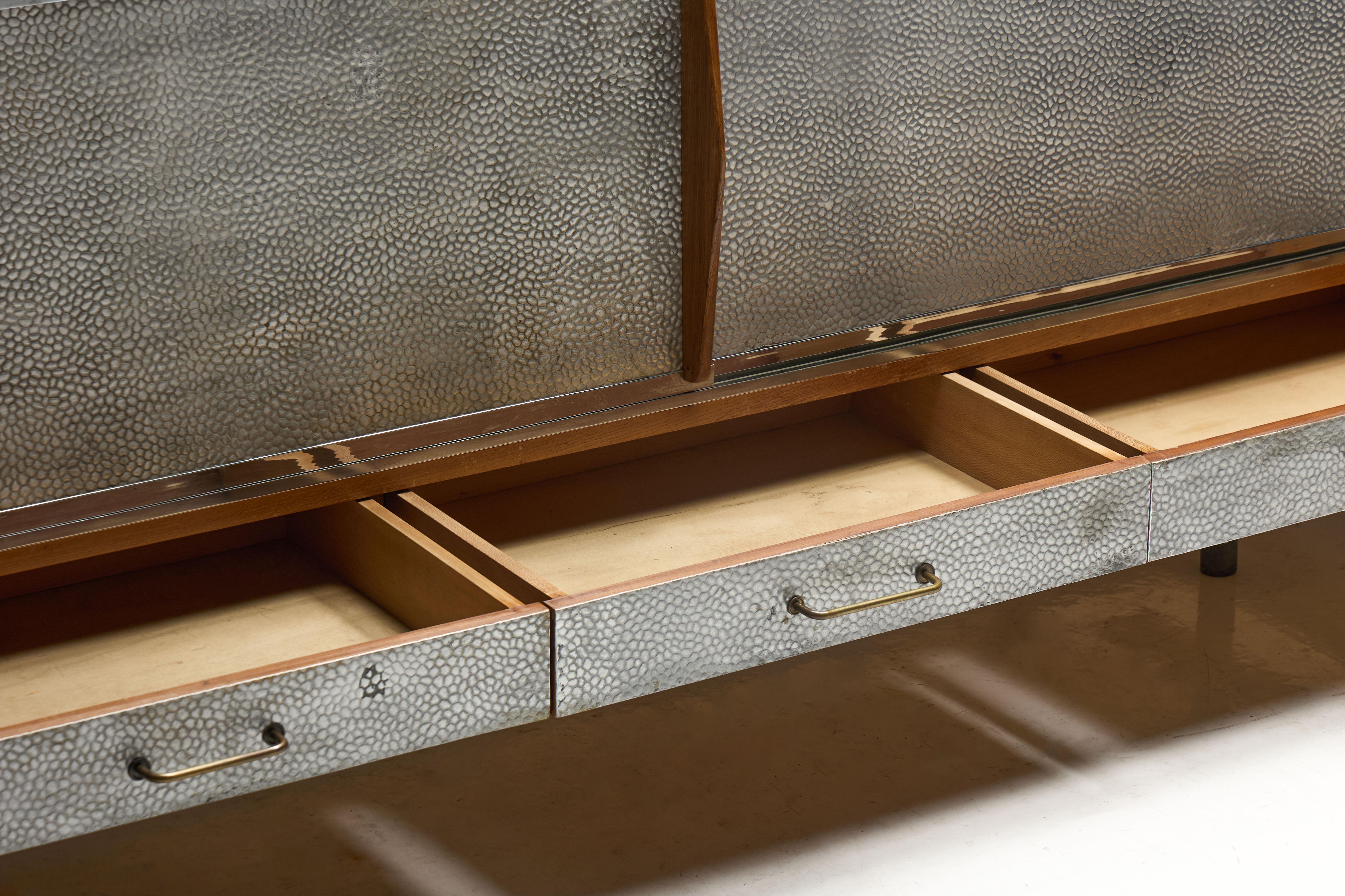 Credenza moderna di metà secolo con facciata in metallo martellato, Francia, anni '60 in vendita 1