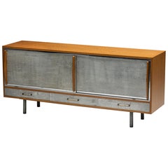 Modernes Sideboard aus der Jahrhundertmitte mit gehämmerter Metallfassade, Frankreich, 1960er Jahre