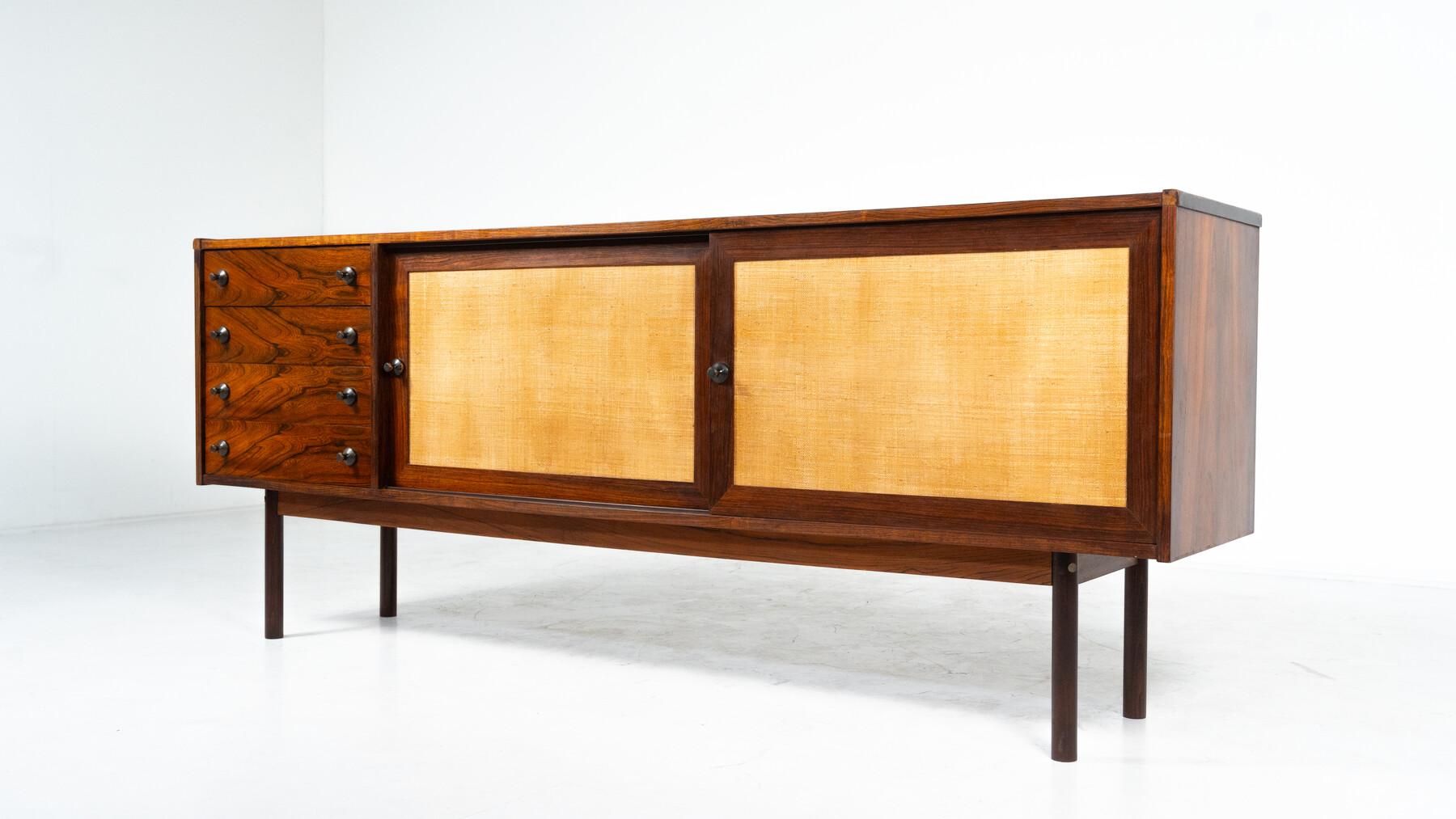Italiano Credenza moderna di metà secolo, Wood e vimini, Italia, anni '60 in vendita