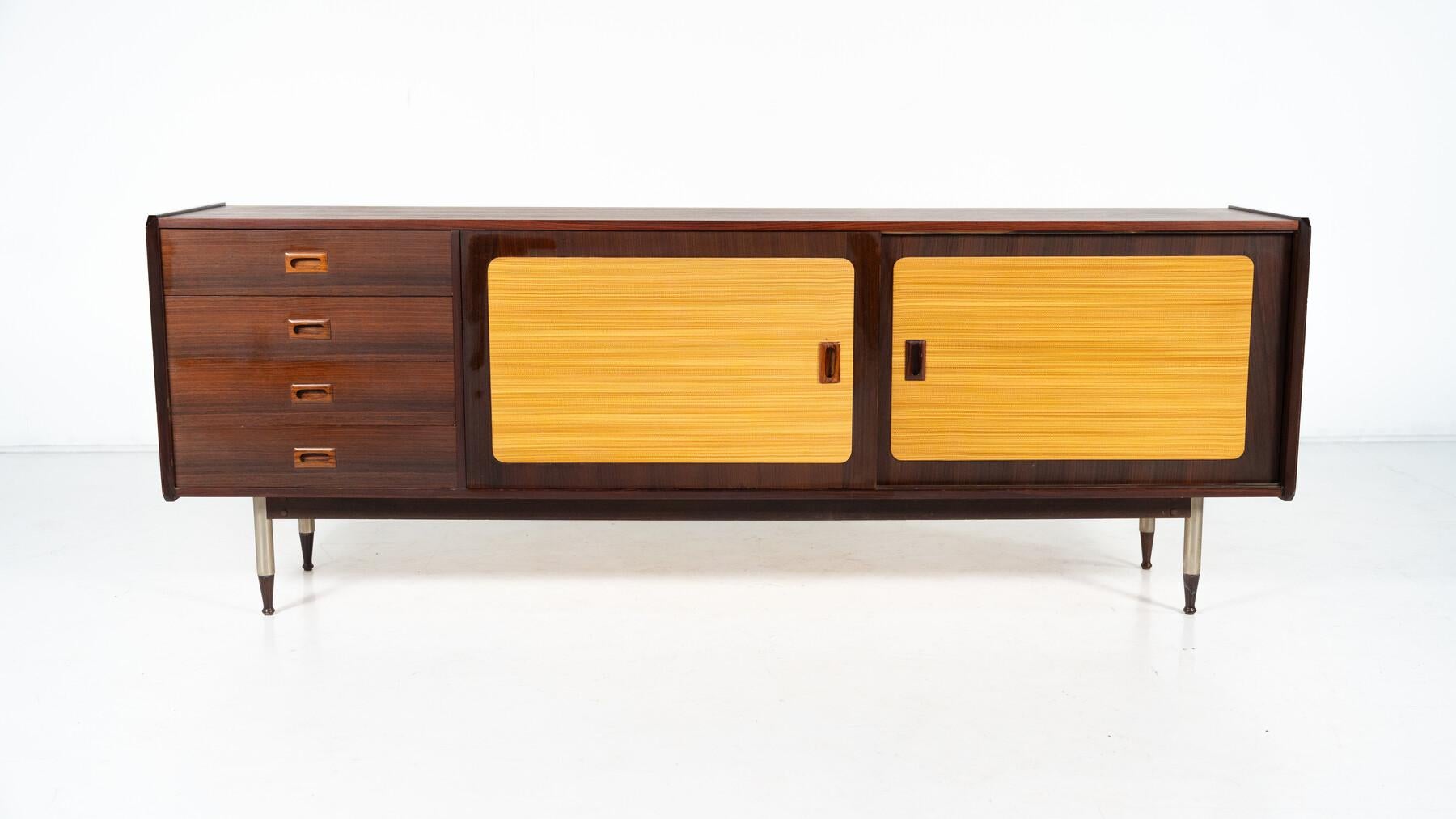 Mid-Century Modern Buffet moderne du milieu du siècle, bois et osier, Italie en vente