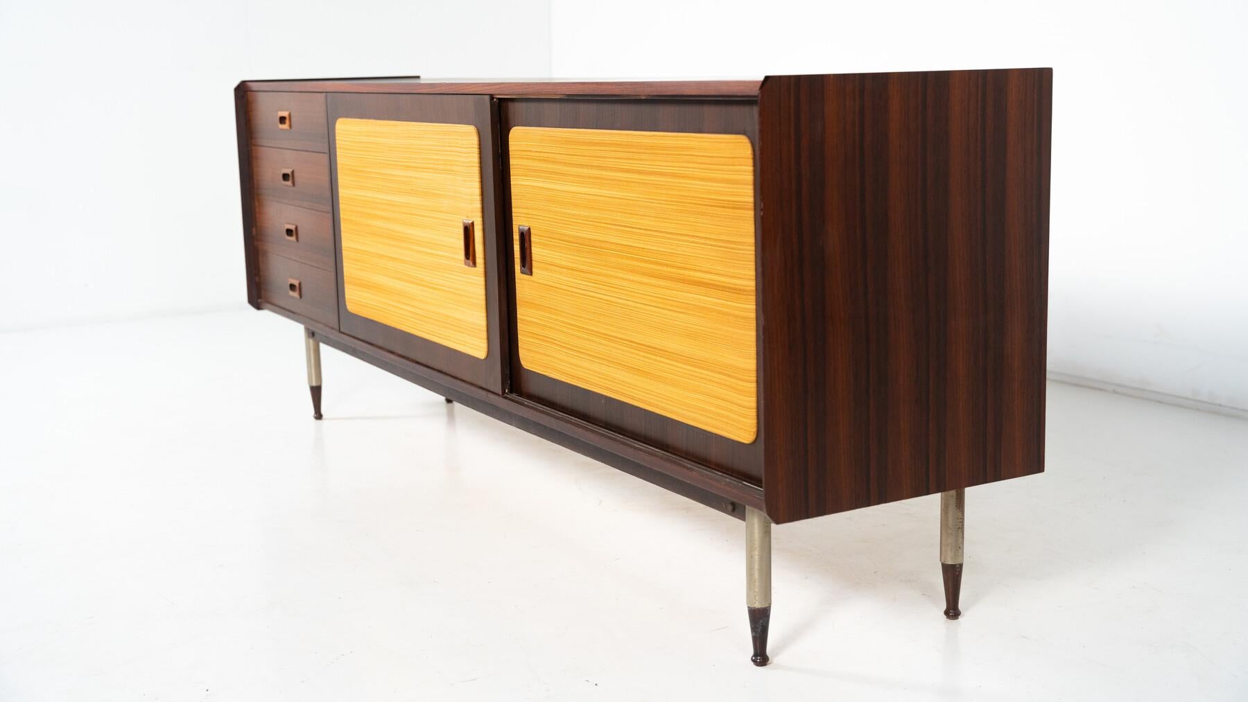 italien Buffet moderne du milieu du siècle, bois et osier, Italie en vente