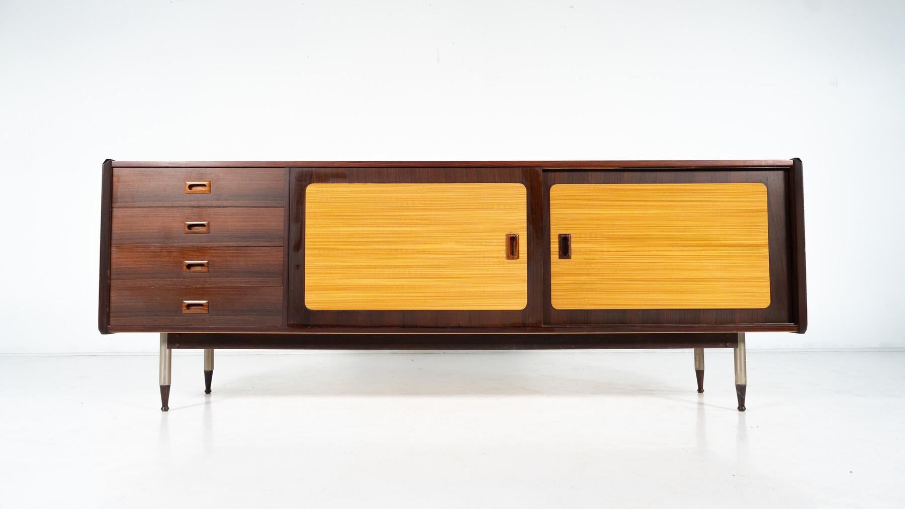 Buffet moderne du milieu du siècle, bois et osier, Italie Bon état - En vente à Brussels, BE