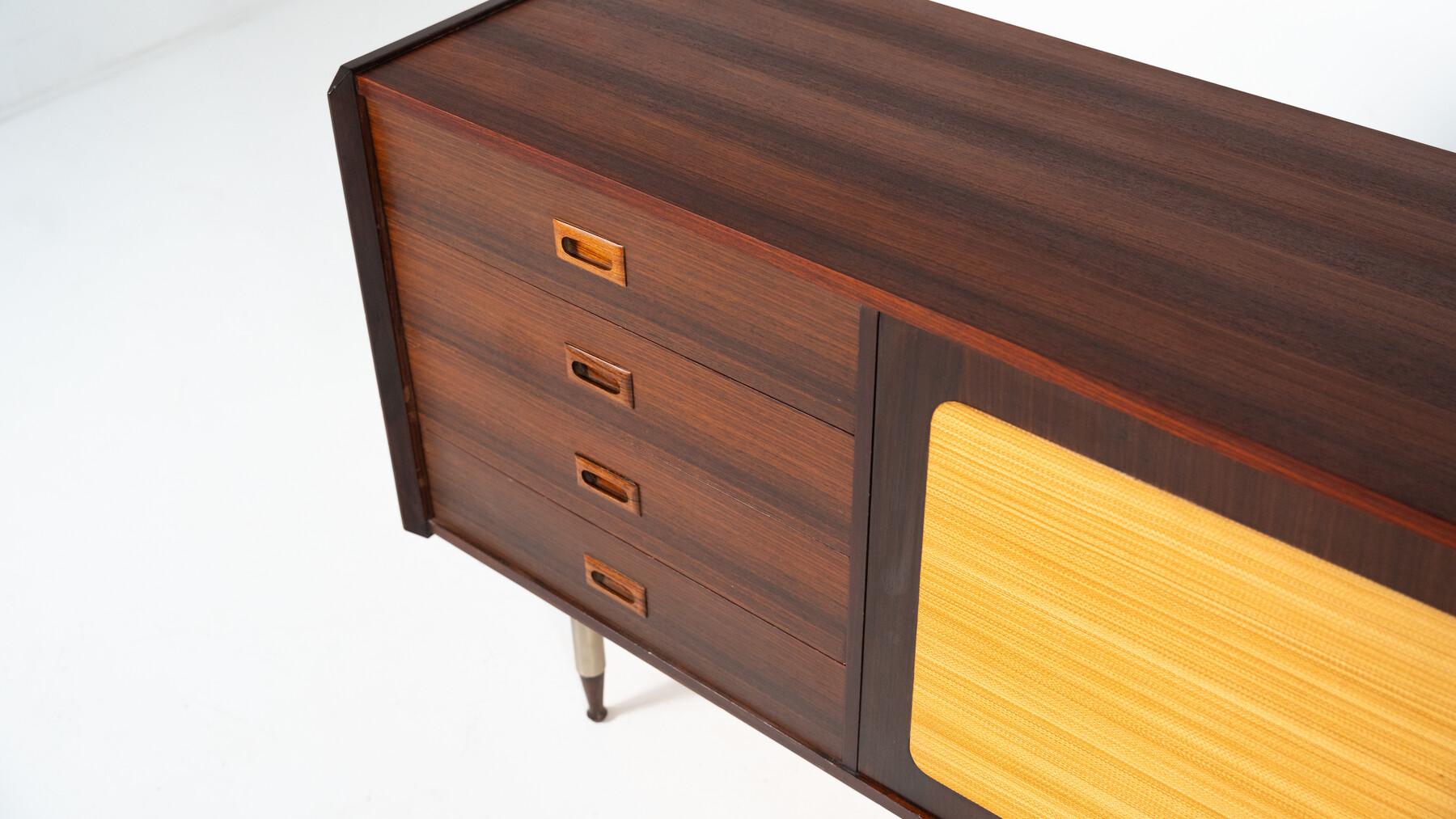 20ième siècle Buffet moderne du milieu du siècle, bois et osier, Italie en vente