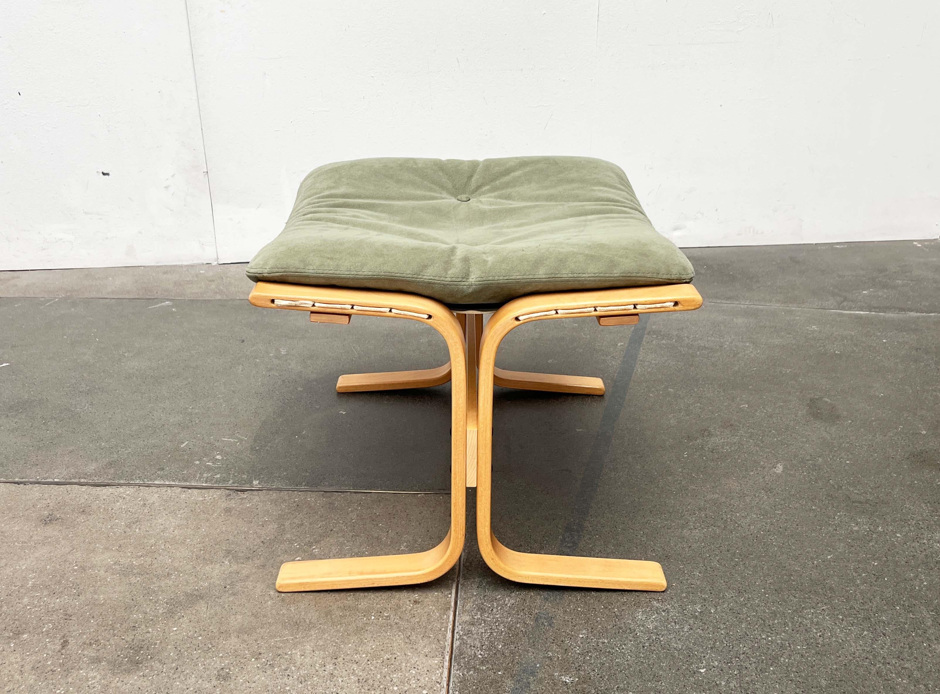 Pouf poggiapiedi norvegese di metà secolo in pelle di nabuk verde di Ingmar Relling per Westnofa, anni '60
Poggiapiedi per la Siesta Chair del produttore norvegese Westnofa, disegnata da Ingmar Relling negli anni '60. Mostrata qui con un