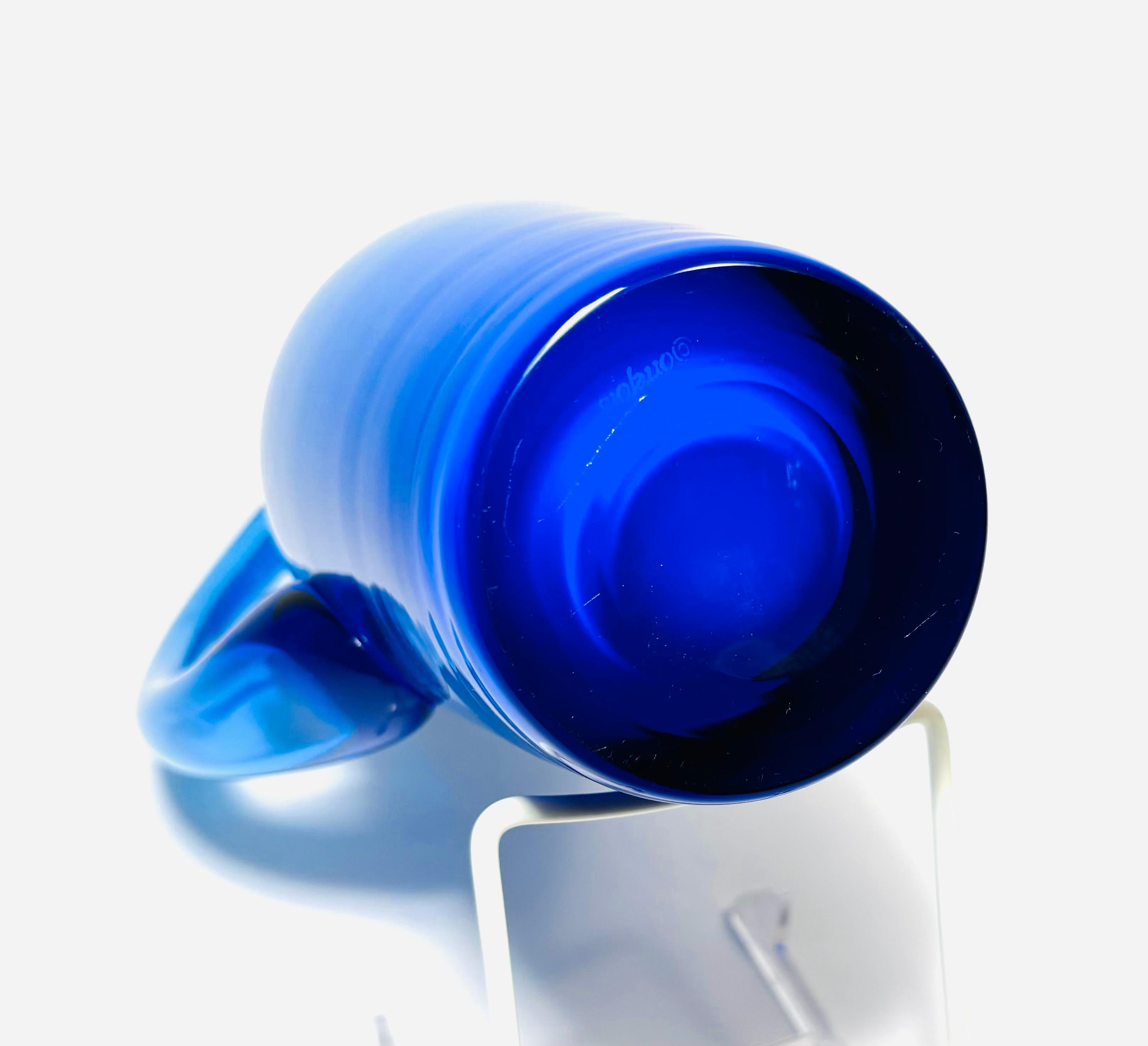 Pichet en verre ciselé bleu signé The Modernity. Orrefors vers 1960 en vente 2