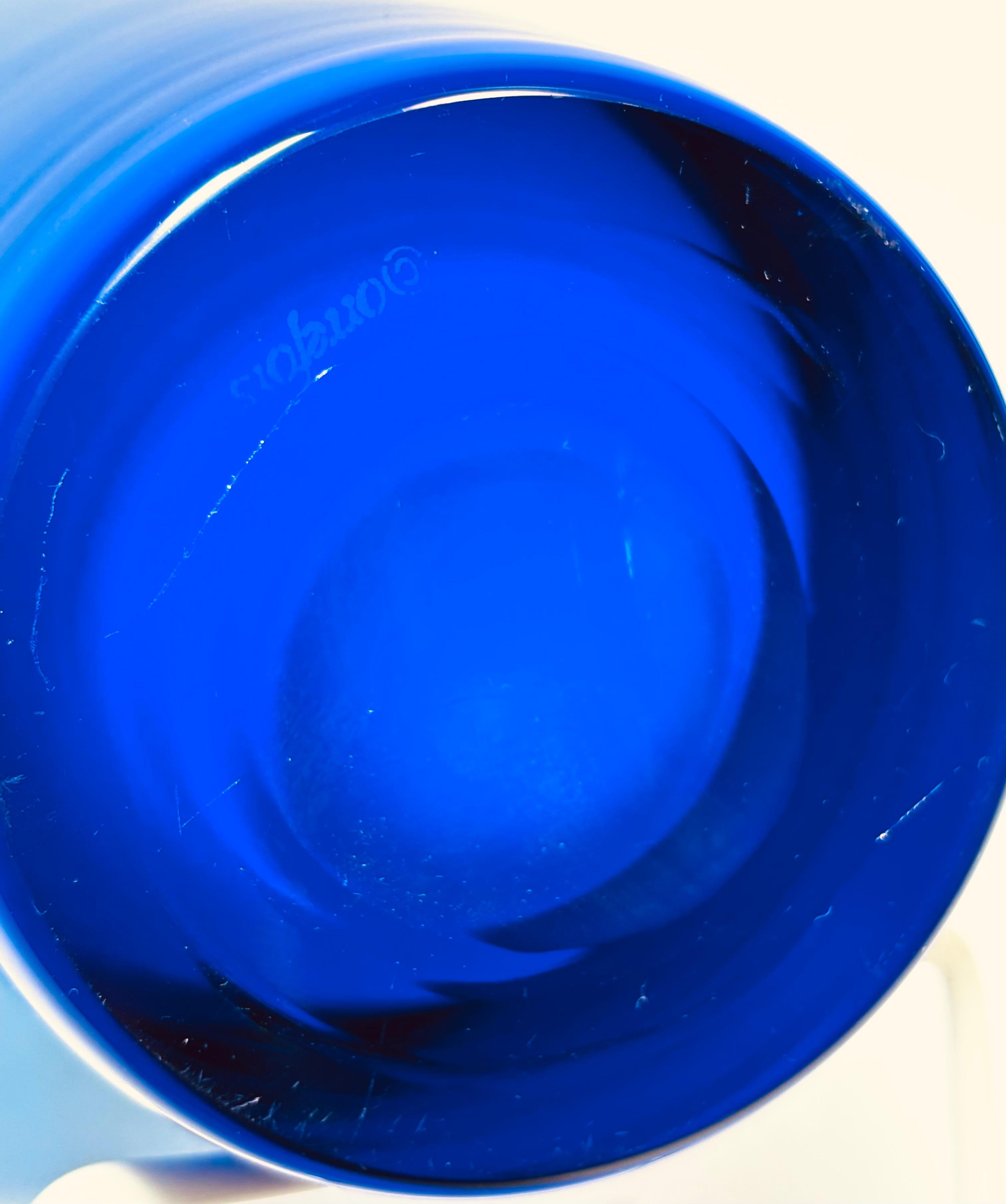 Pichet en verre ciselé bleu signé The Modernity. Orrefors vers 1960 en vente 3