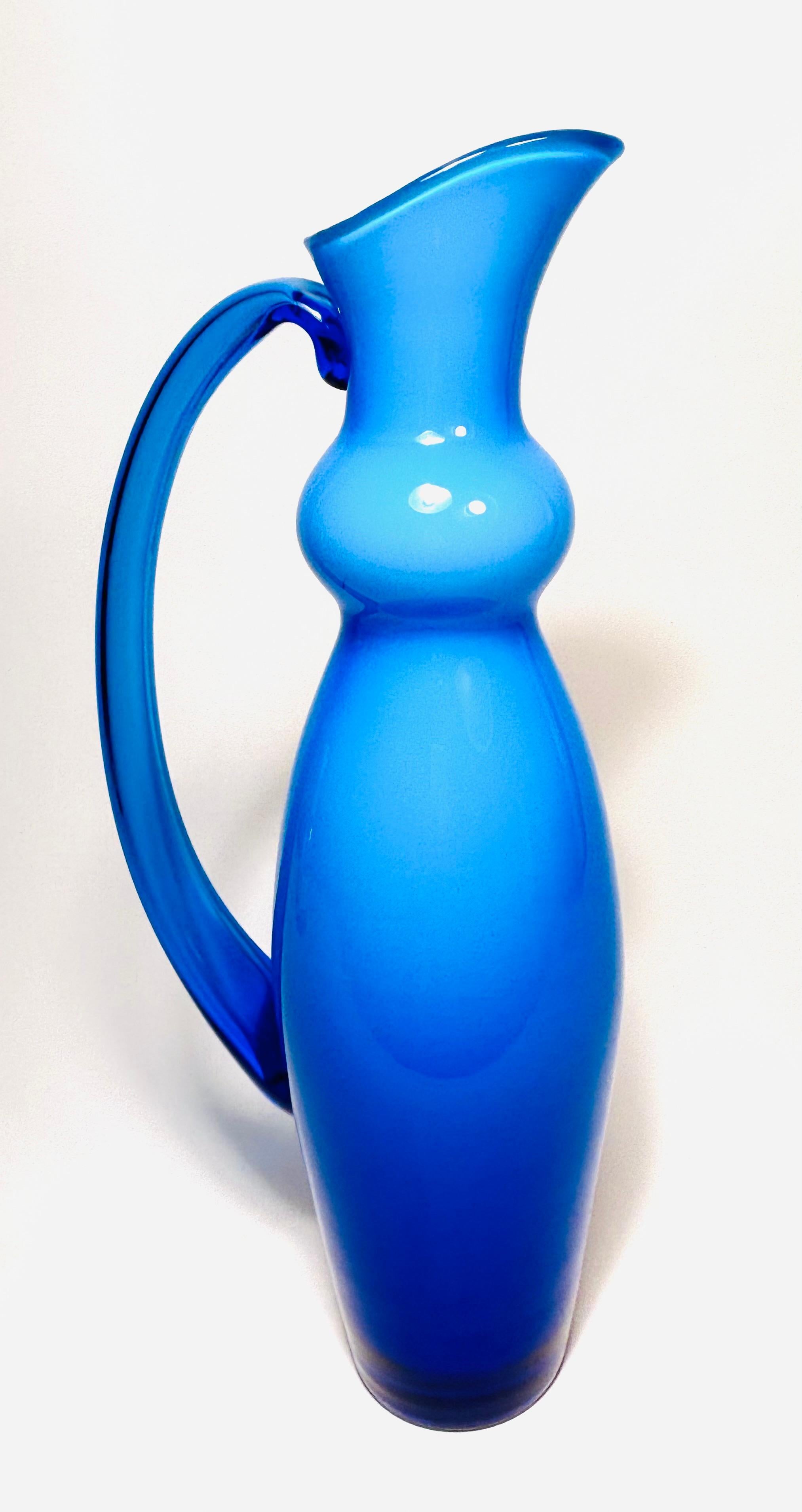 Pichet en verre ciselé bleu signé The Modernity. Orrefors vers 1960 en vente 1