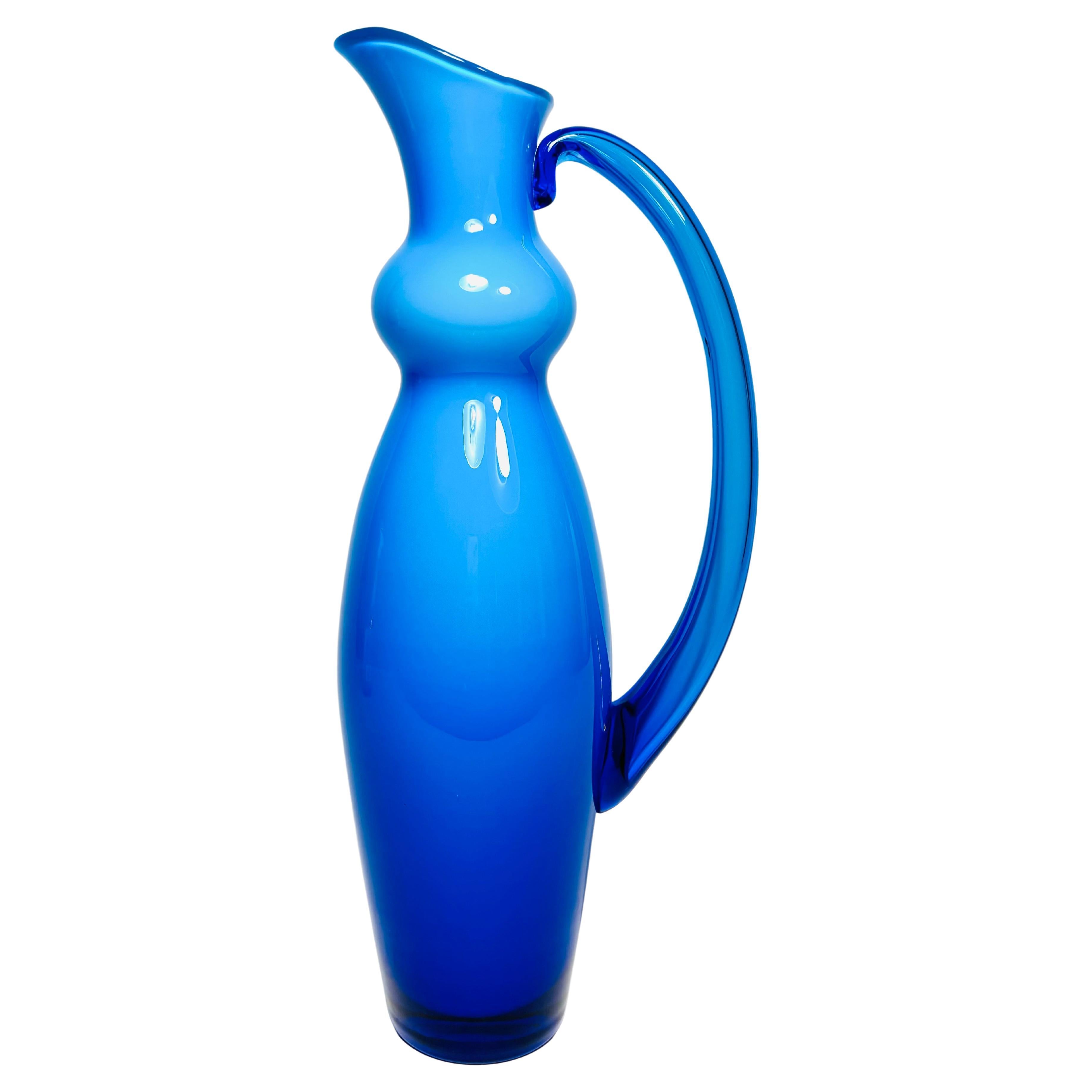 Pichet en verre ciselé bleu signé The Modernity. Orrefors vers 1960 en vente