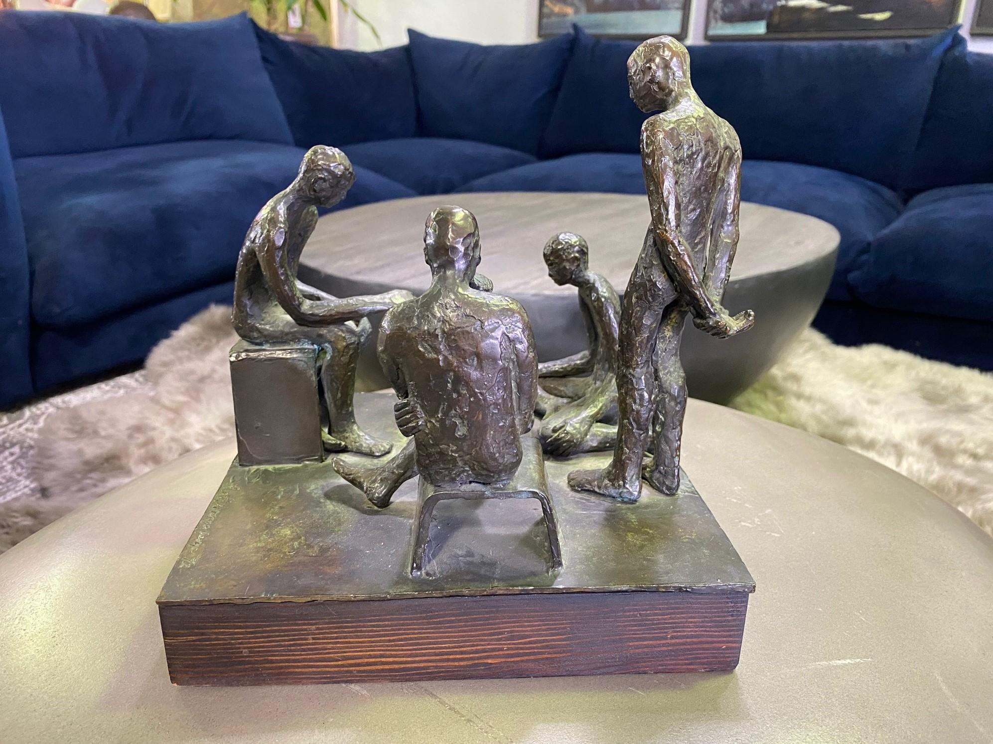Sculpture en bronze signée de style mi-siècle moderne représentant quatre hommes contemplateurs dans un parc Bon état - En vente à Studio City, CA
