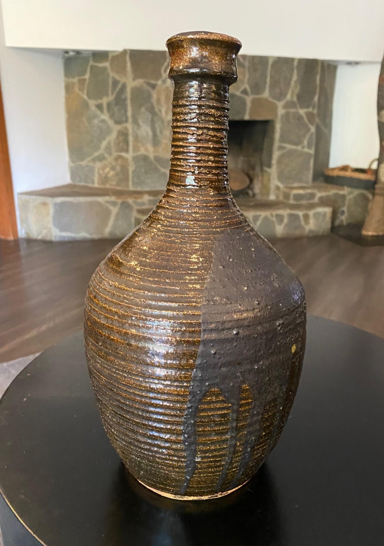Un grand vase en poterie artisanale californienne magnifiquement conçu et émaillé.  La pièce semble avoir été colorée avec une glaçure Tenmoku (parfois également orthographiée 