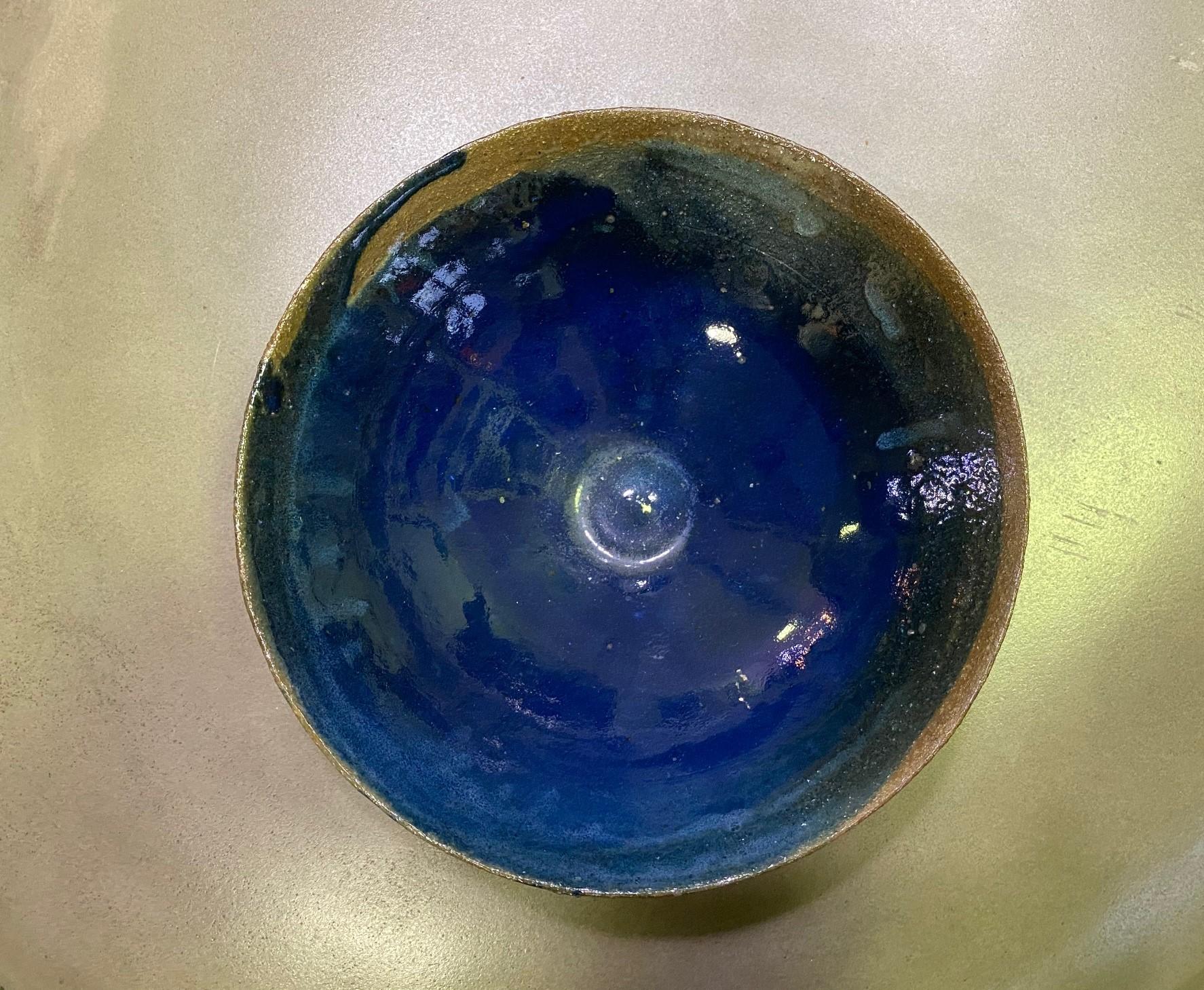 Vernissé Bol en céramique émaillée bleu foncé signé, moderne du milieu du siècle dernier