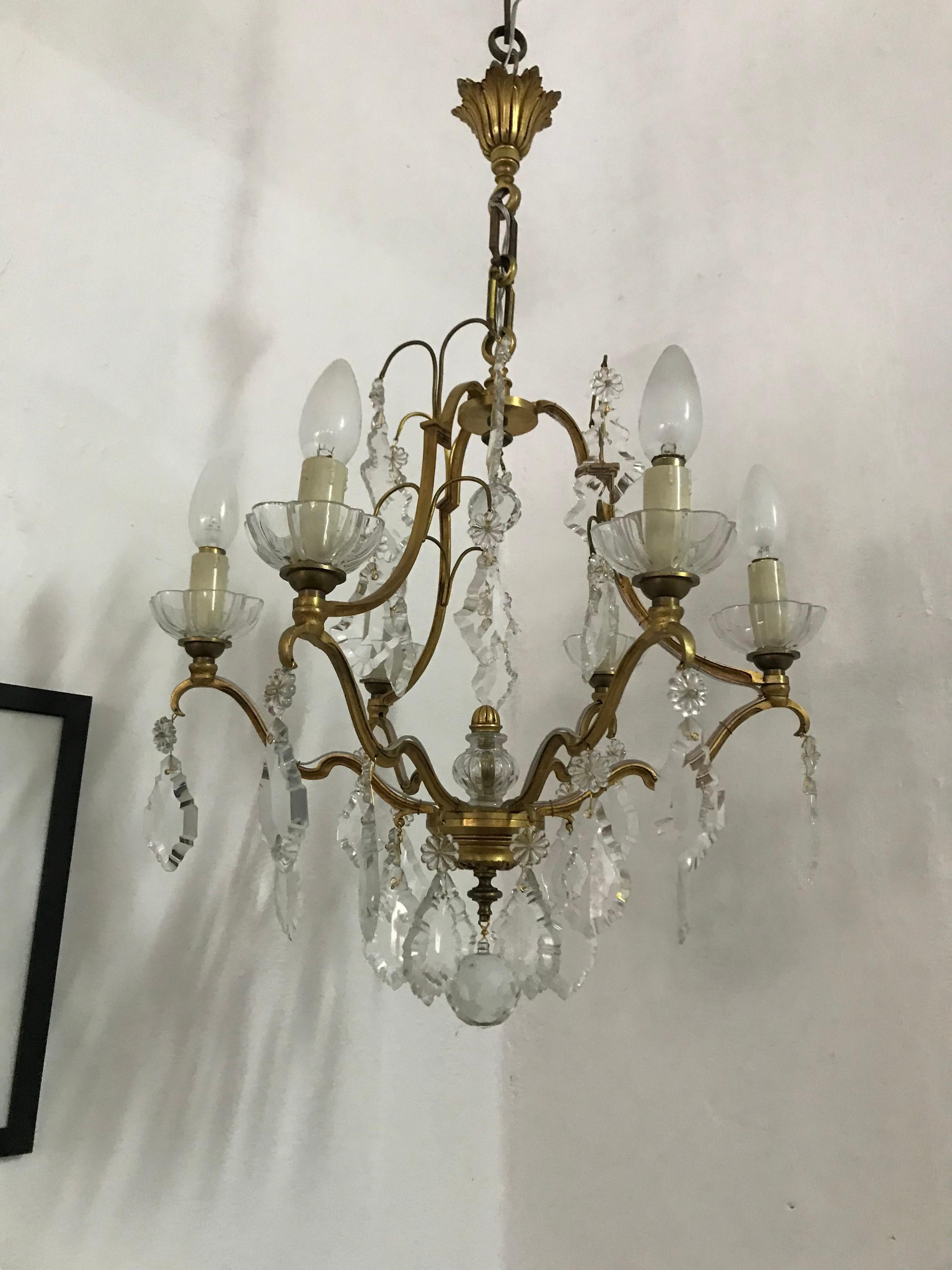Mid-Century Modern chandelier in gilt bronze and cut lead crystal stamped 'PETITOT' and its model or serial number. Made in France, circa 1940.
 