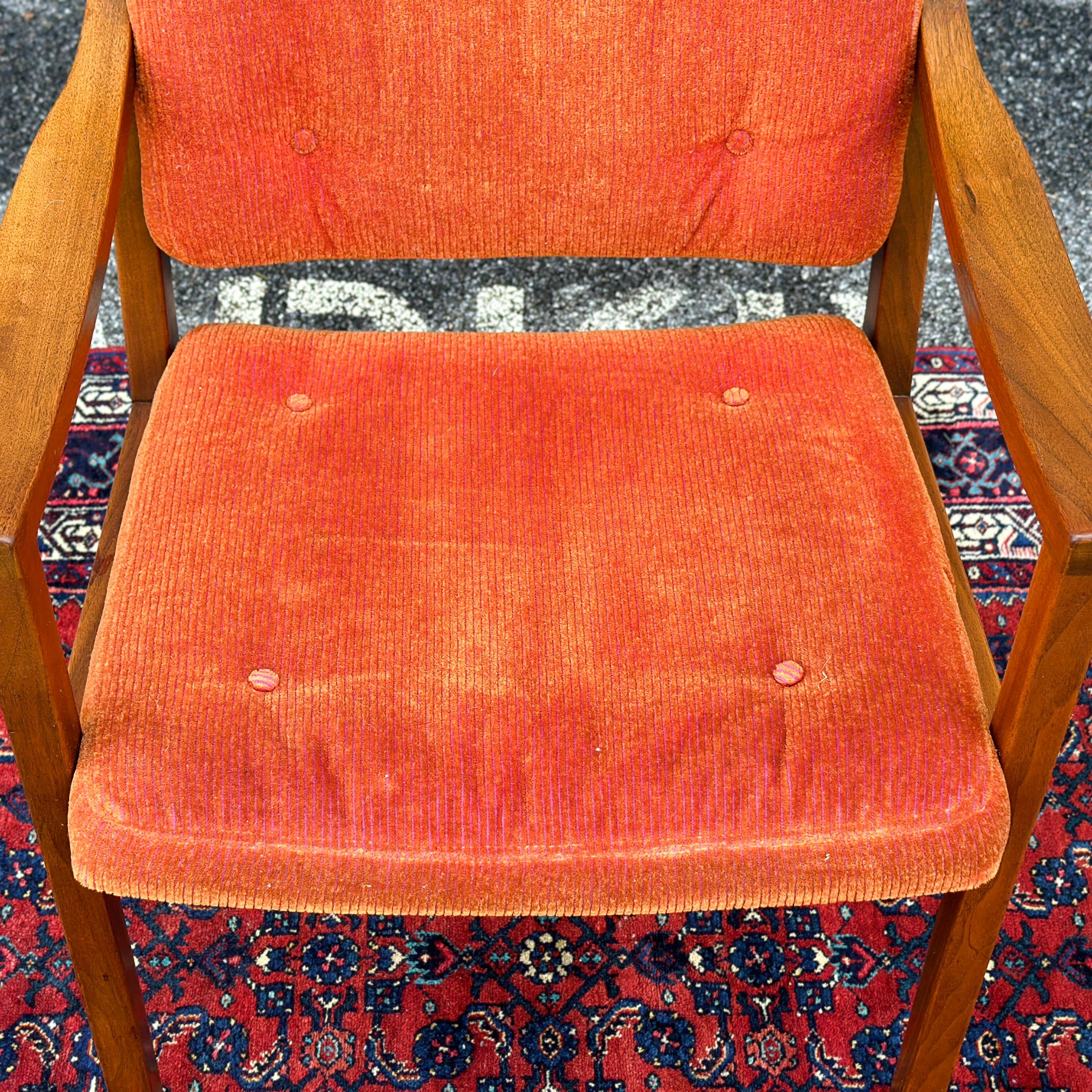 Mid-Century moderno Poltrona in noce scolpito di metà secolo firmata Gunlocke in vendita