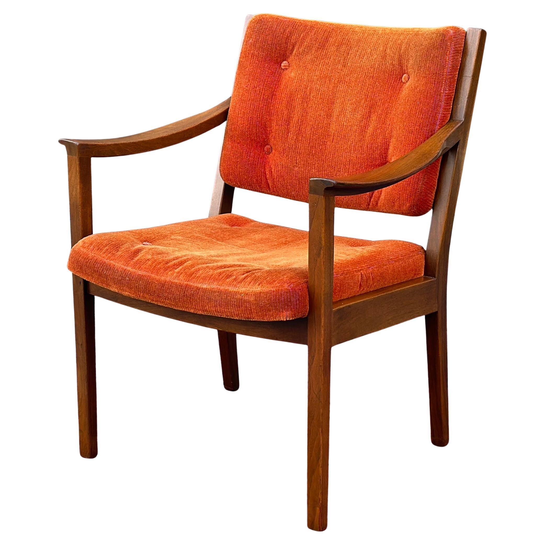 Fauteuil en noyer sculpté signé The Moderns Modernity