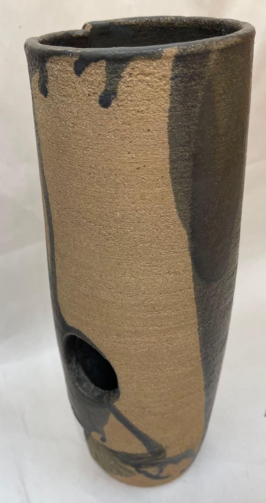 Moderne signierte Harry V Studio Pottery-Vase aus der Mitte des Jahrhunderts (Moderne der Mitte des Jahrhunderts) im Angebot
