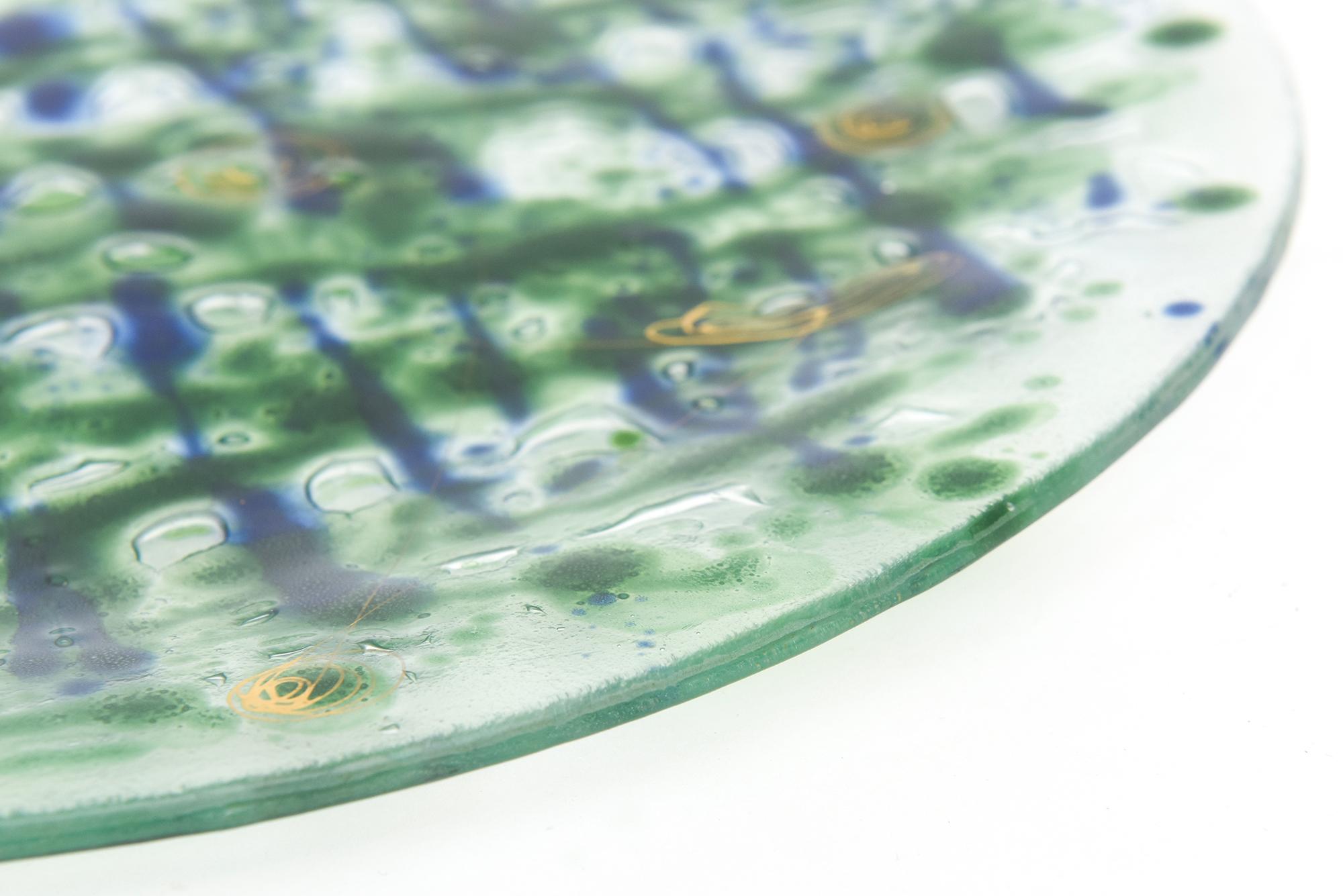 Piatto di vetro astratto fuso di metà secolo firmato Higgins Glass Blu, Verde, Oro in vendita 3