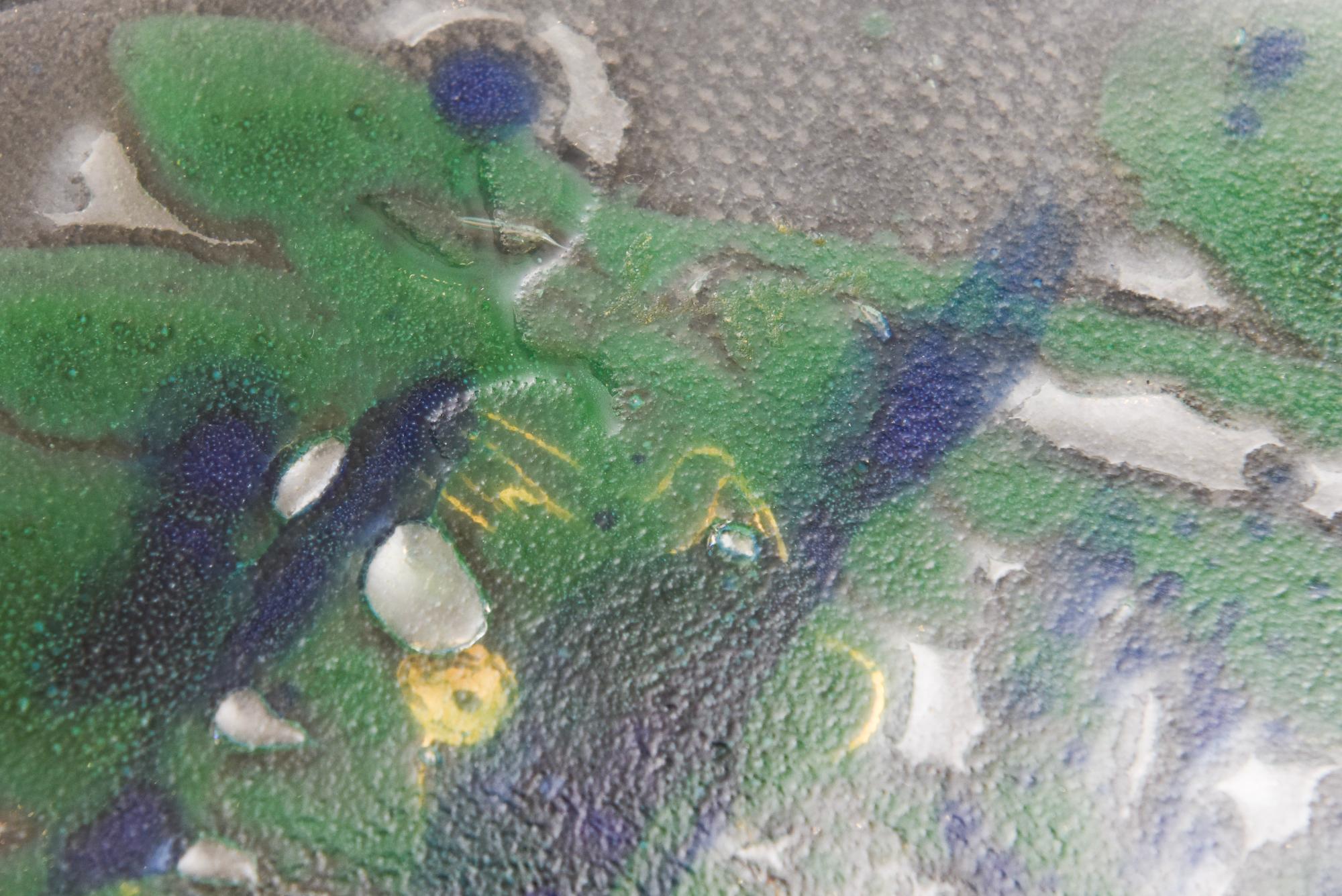 Piatto di vetro astratto fuso di metà secolo firmato Higgins Glass Blu, Verde, Oro in vendita 4