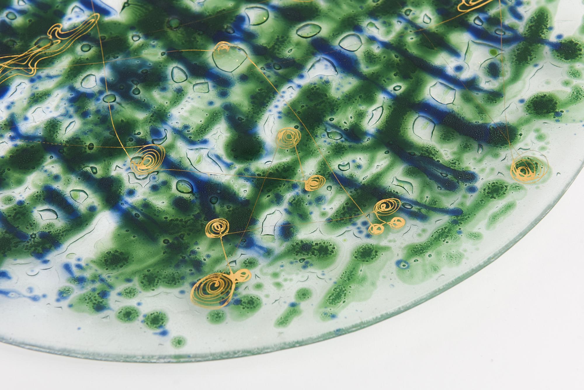 Piatto di vetro astratto fuso di metà secolo firmato Higgins Glass Blu, Verde, Oro In condizioni buone in vendita a North Miami, FL