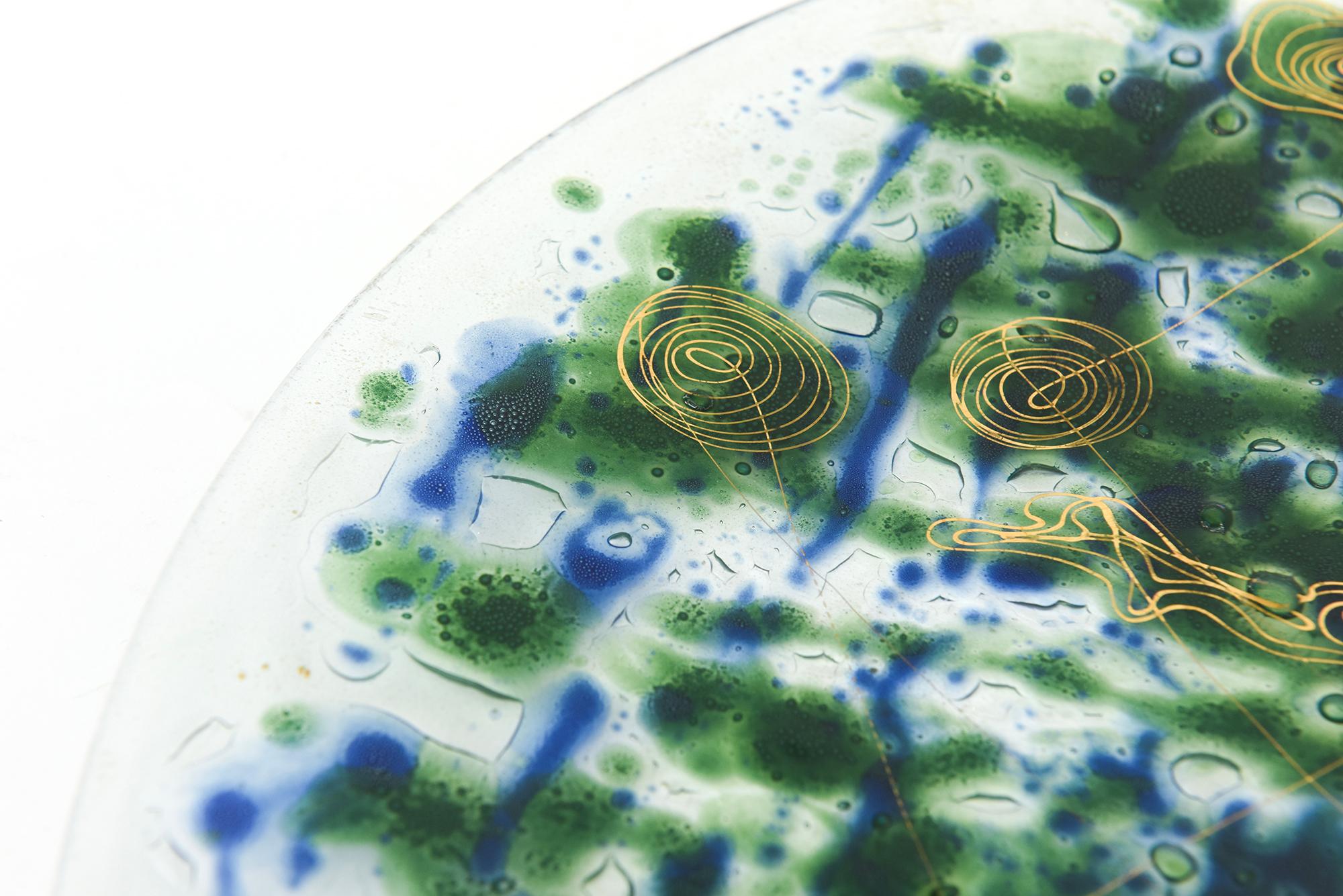 Metà XX secolo Piatto di vetro astratto fuso di metà secolo firmato Higgins Glass Blu, Verde, Oro in vendita
