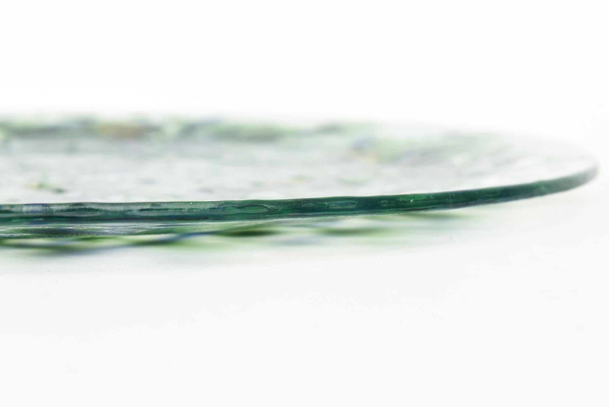 Vetro Piatto di vetro astratto fuso di metà secolo firmato Higgins Glass Blu, Verde, Oro in vendita