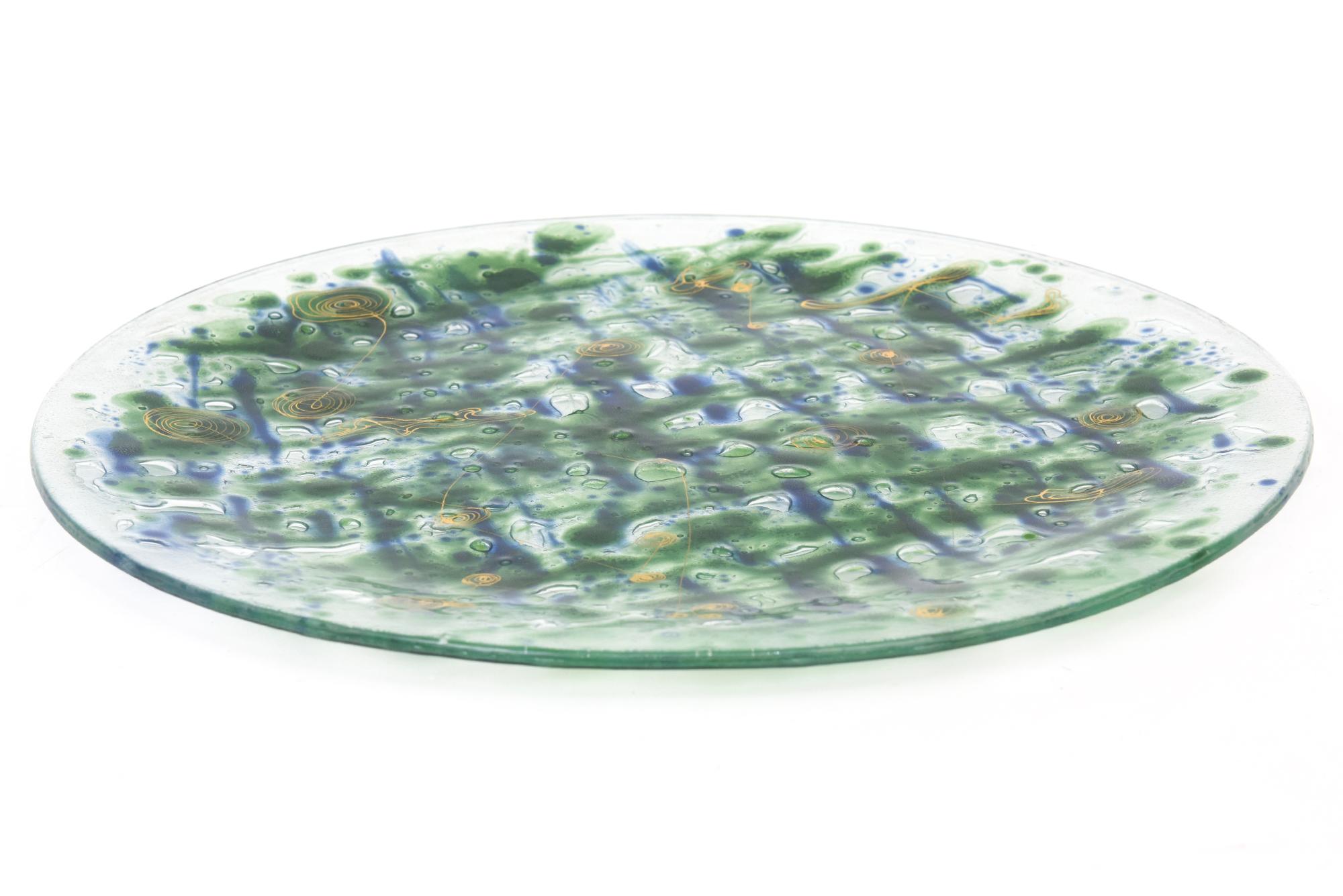 Piatto di vetro astratto fuso di metà secolo firmato Higgins Glass Blu, Verde, Oro in vendita 1
