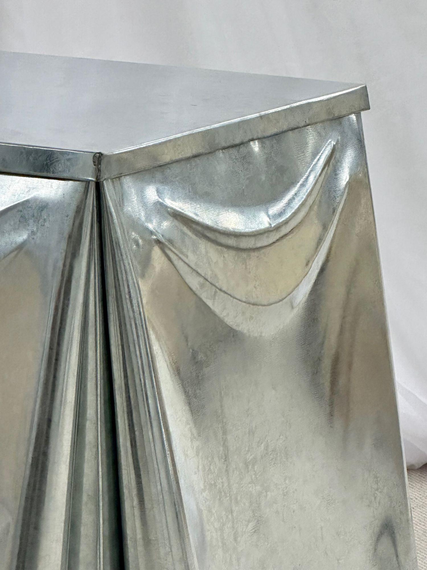 John Dickinson, Sutherland, Moderner Drapierungs-Beistelltisch, Galvanisierter Stahl, 2000er Jahre im Angebot 4
