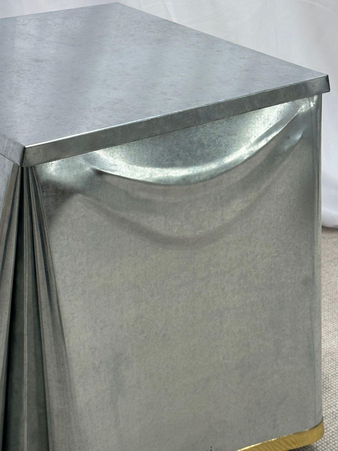 John Dickinson, Sutherland, Moderner Drapierungs-Beistelltisch, Galvanisierter Stahl, 2000er Jahre im Angebot 8