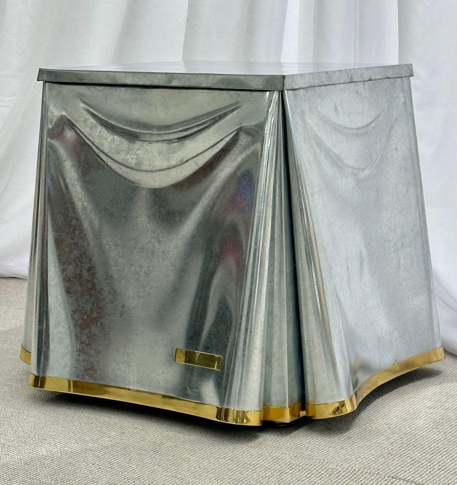 Table d'appoint en acier galvanisé de style moderne du milieu du siècle dernier signée John Dickinson, 1970
Cette pièce de collection exceptionnellement rare et très recherchée est la table d'appoint drapée John Dickinson modèle #107 avec motif de