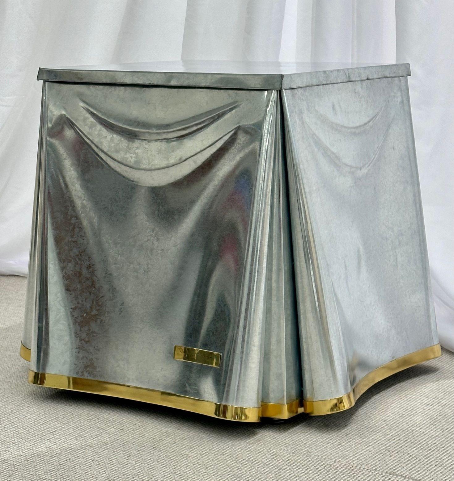 John Dickinson Mid-Century Modern Style Drape End Table, Galvanized Steel Signed

Dieses schöne Werk des in San Francisco ansässigen Designers und Dekorateurs liegt preislich weit unter dem Standort- und Marktwert und besticht durch seine