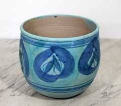 Pot en céramique émaillée bleue signé J.T. Abernathy:: années 1960