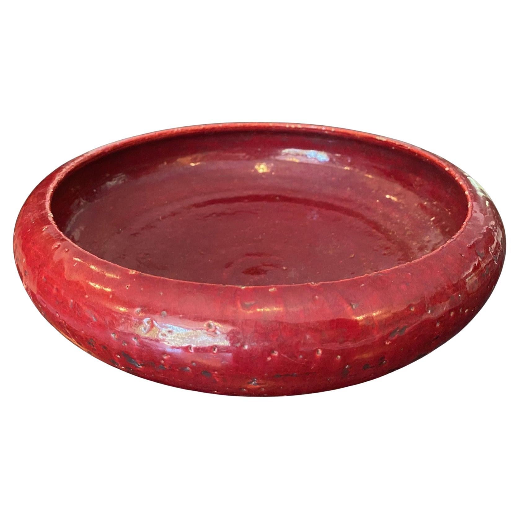 Bol en poterie italienne signée du milieu du siècle et émaillée de couleur sang de boeuf Likely Aldo Londi