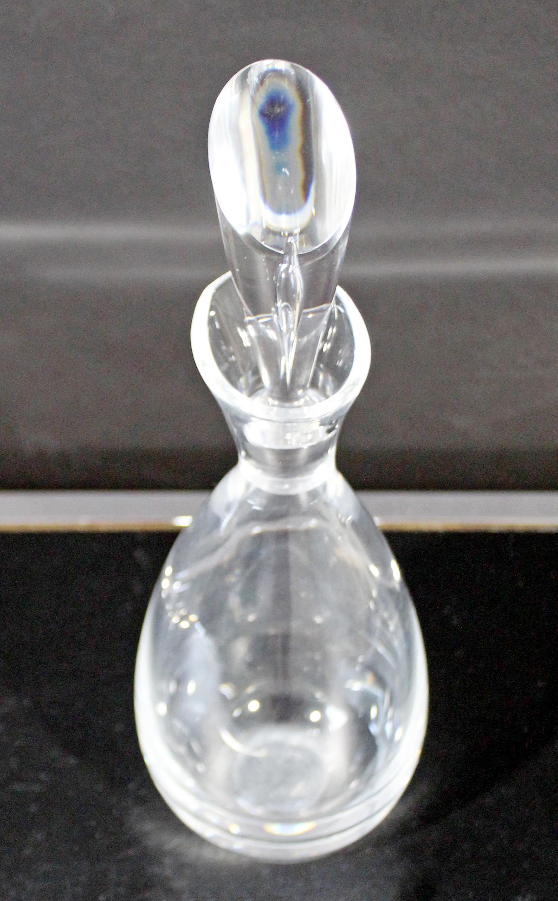 For your consideration is a romantic, glass wine decanter, with a teardrop stopper, signed Steuben. In vintage condition. The dimensions are 4