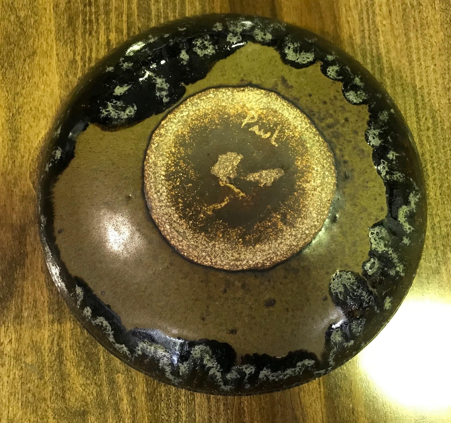 20ième siècle Bol artisanal en céramique émaillée signé Studio Pottery:: datant du milieu du siècle dernier