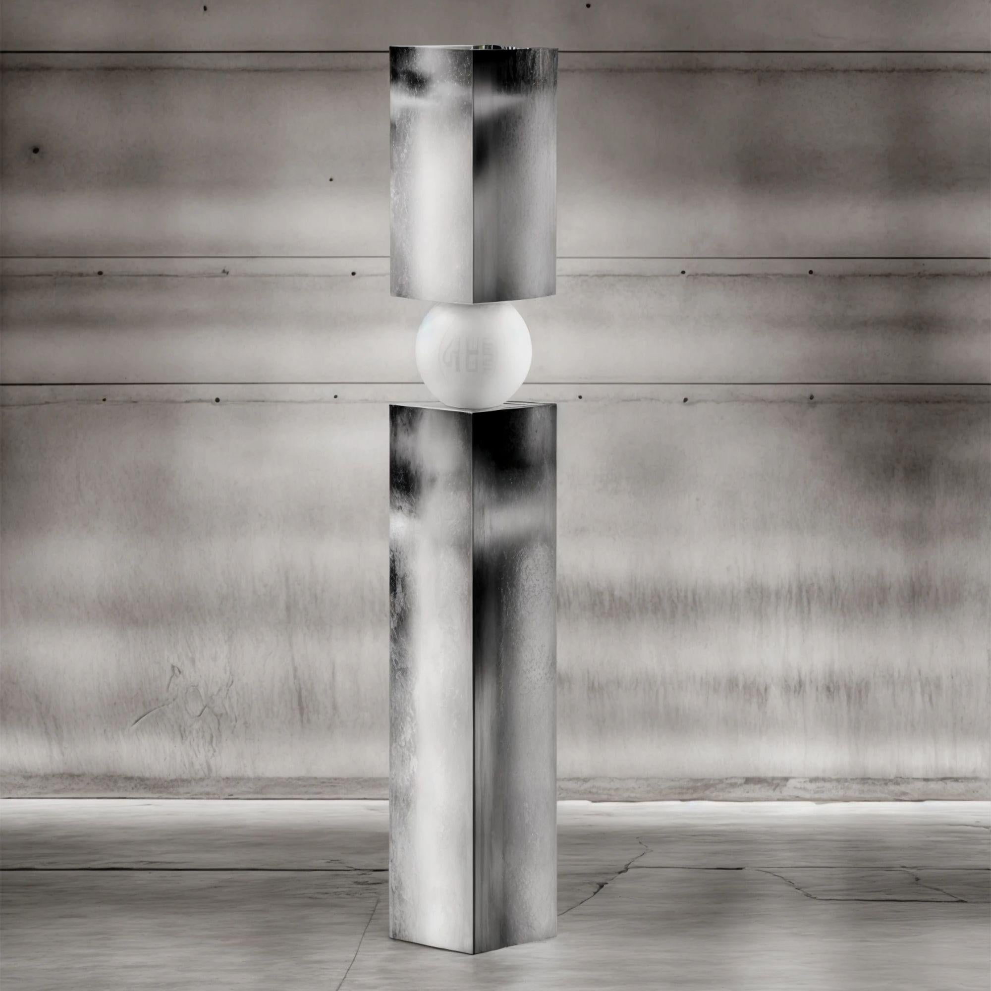 Mid-Century moderno Lampada da terra in foglia d'argento moderna di metà secolo, a forma di colonna e con vetro smerigliato in vendita