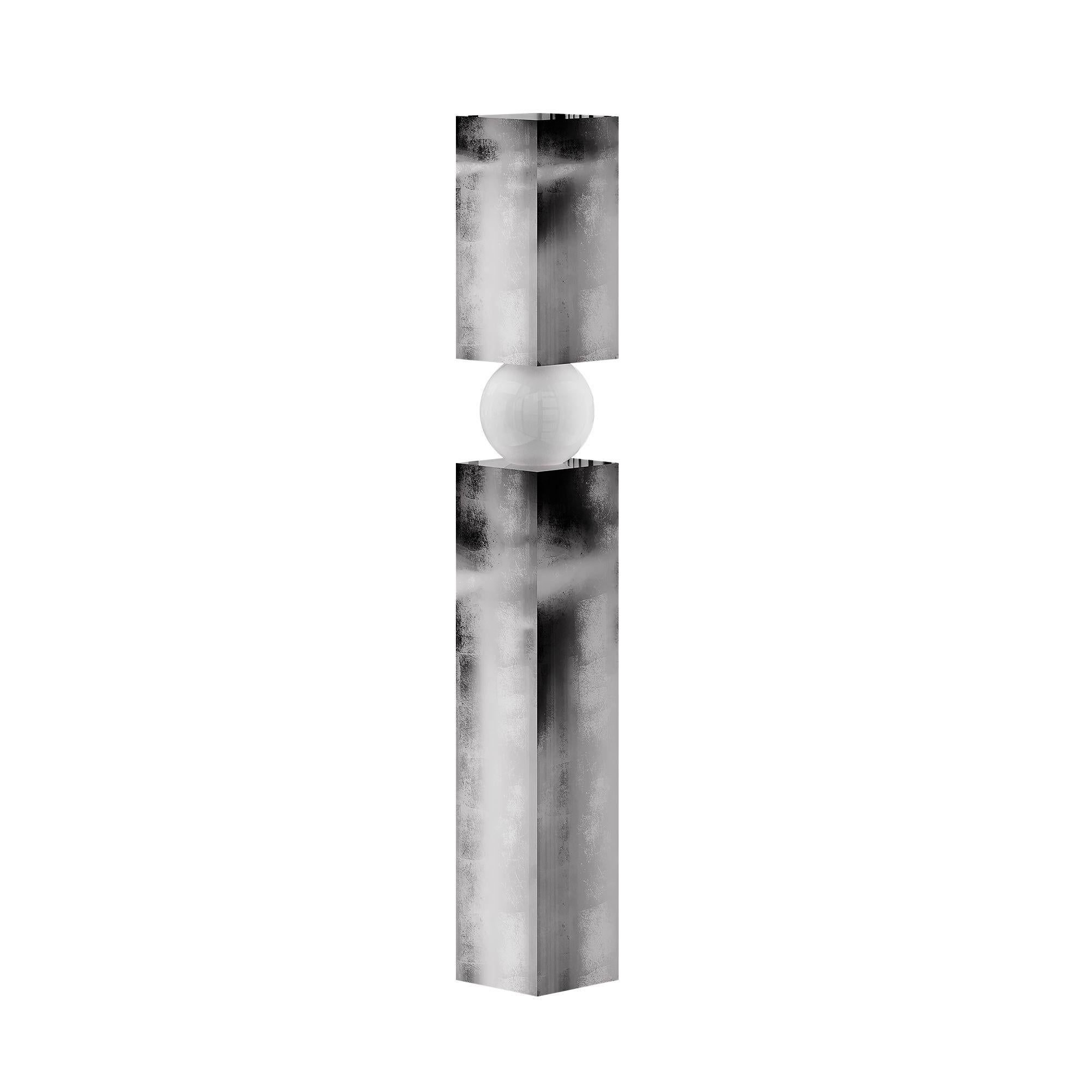 Portoghese Lampada da terra in foglia d'argento moderna di metà secolo, a forma di colonna e con vetro smerigliato in vendita