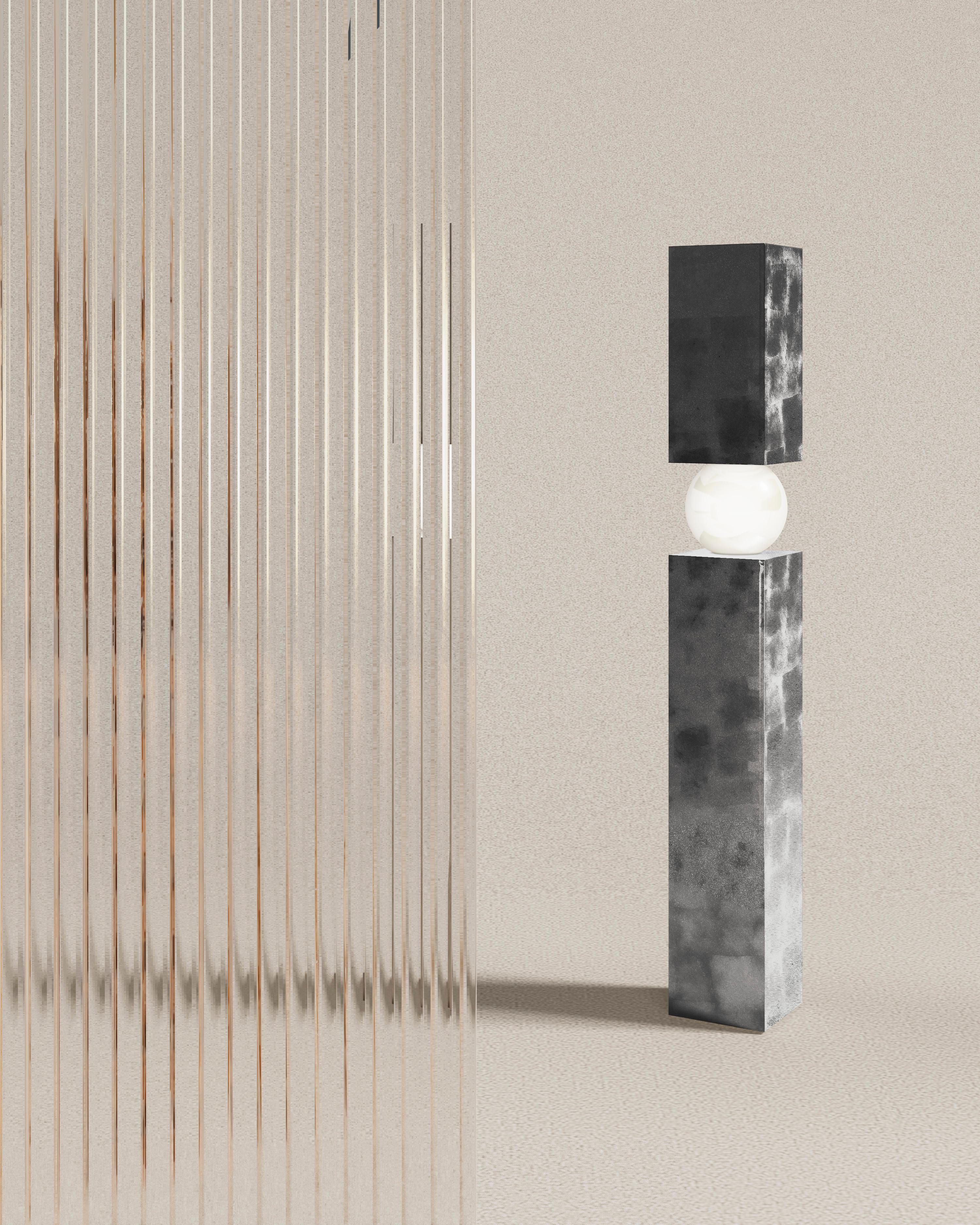 XXI secolo e contemporaneo Lampada da terra in foglia d'argento moderna di metà secolo, a forma di colonna e con vetro smerigliato in vendita