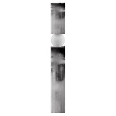 Lámpara de pie moderna de mediados de siglo en pan de plata, con forma de columna y luz de cristal esmerilado
