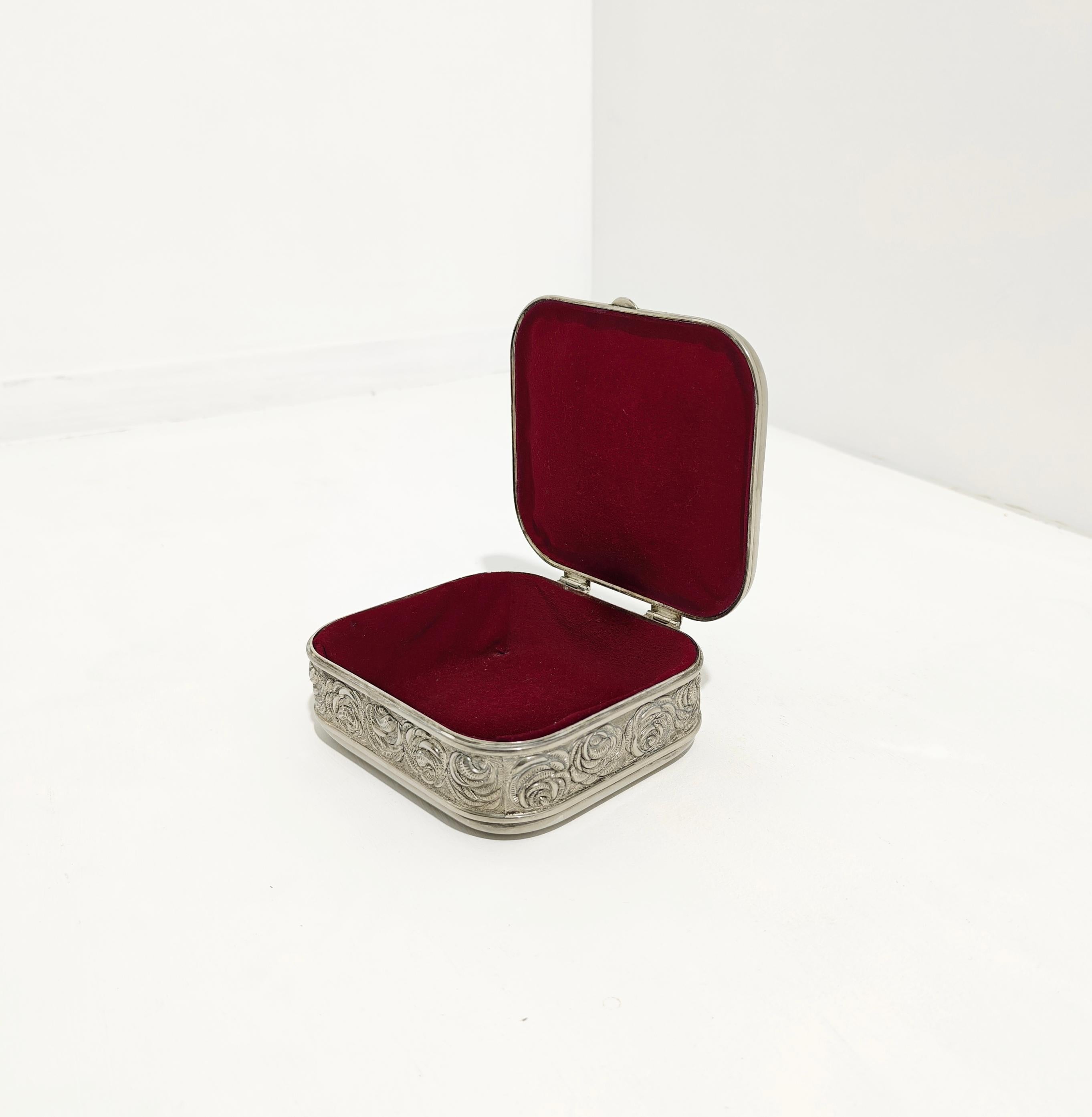  Boîte à bijoux en métal argenté fabriquée en Italie. La boîte a un couvercle à charnière, un motif de rose et est doublée de velours rouge.  Veuillez regarder attentivement la vidéo et les photos, merci.

Poids : 1.400 Kg

NOTE : Nous offrons à nos