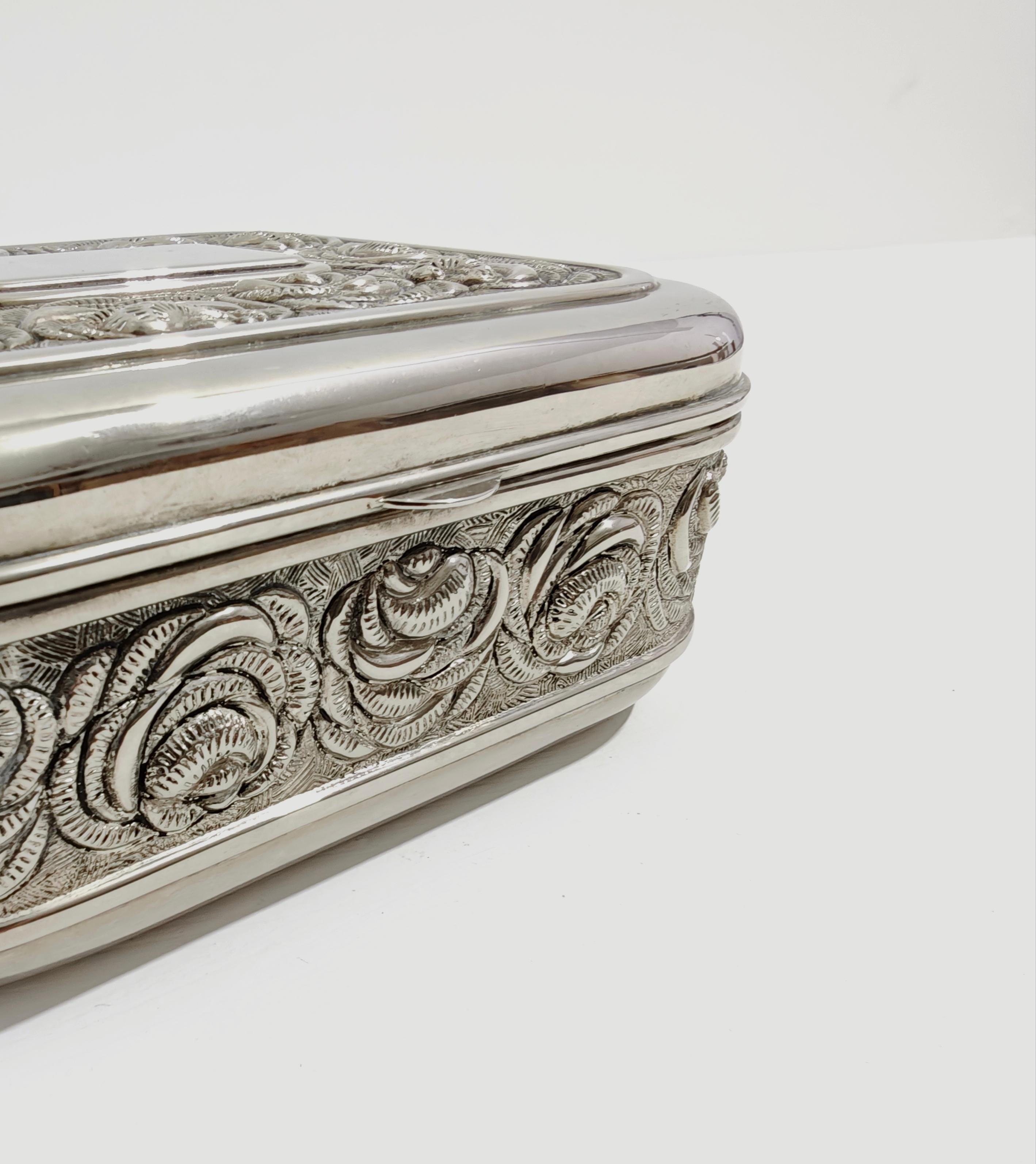 Boîte à bijoux moderne du milieu du siècle dernier en métal argenté et laiton Italie 1970/80 Bon état - En vente à Palermo, IT